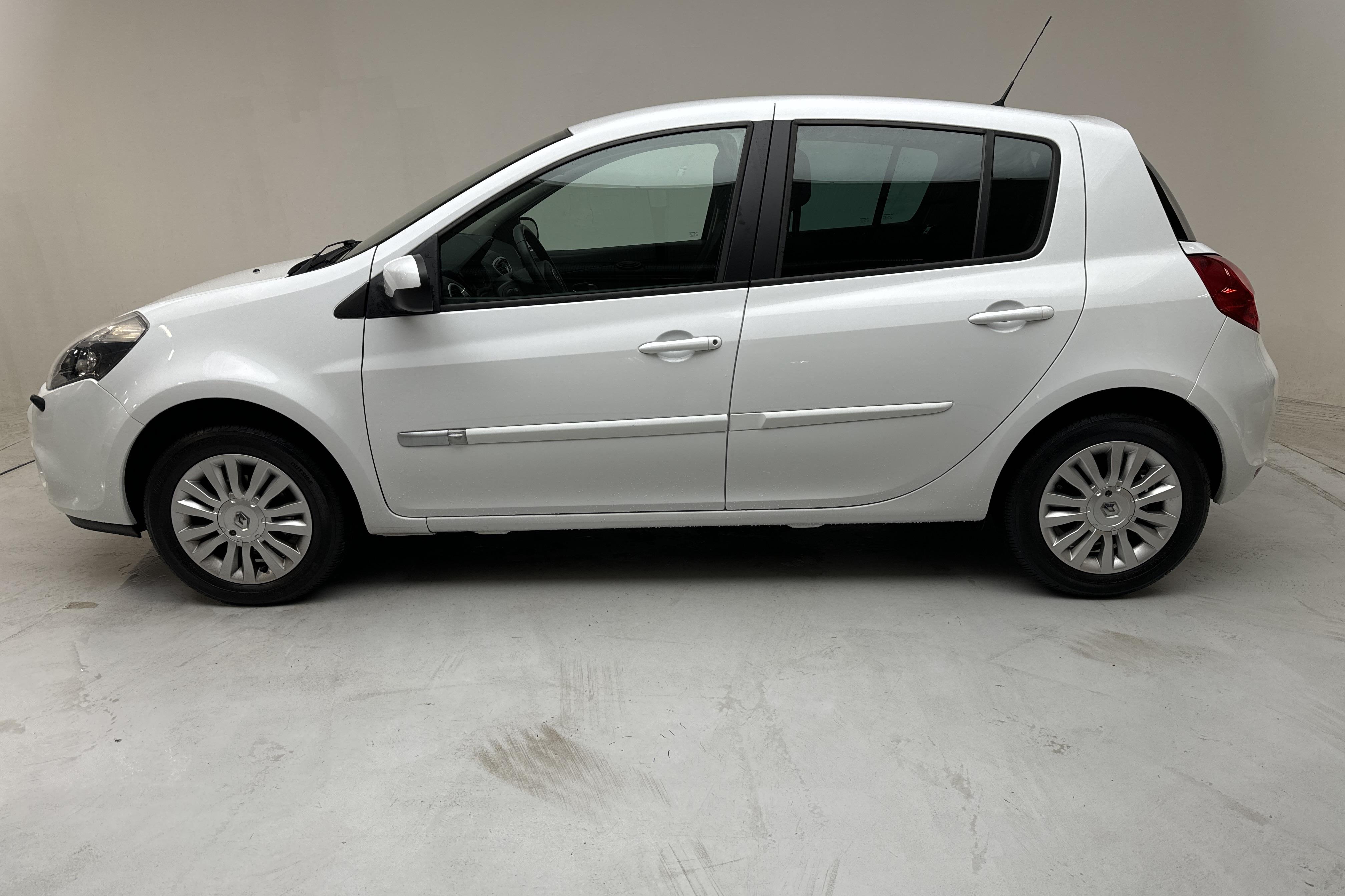 Renault Clio III 1.2 5dr (75hk) - 7 244 mil - Manuell - vit - 2012