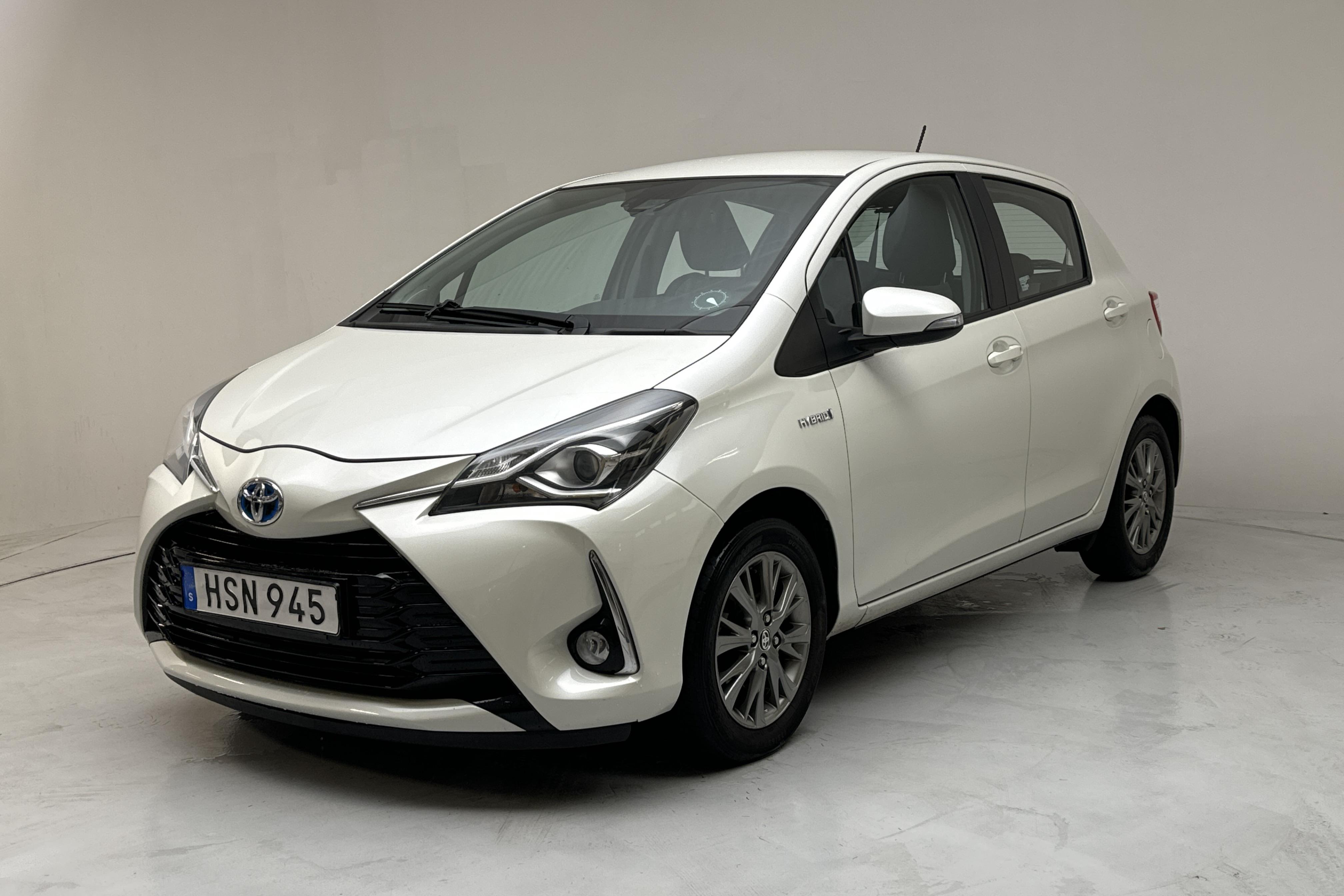 Toyota Yaris 1.5 Hybrid 5dr (101hk) - 98 940 km - Automatyczna - Light Grey - 2017