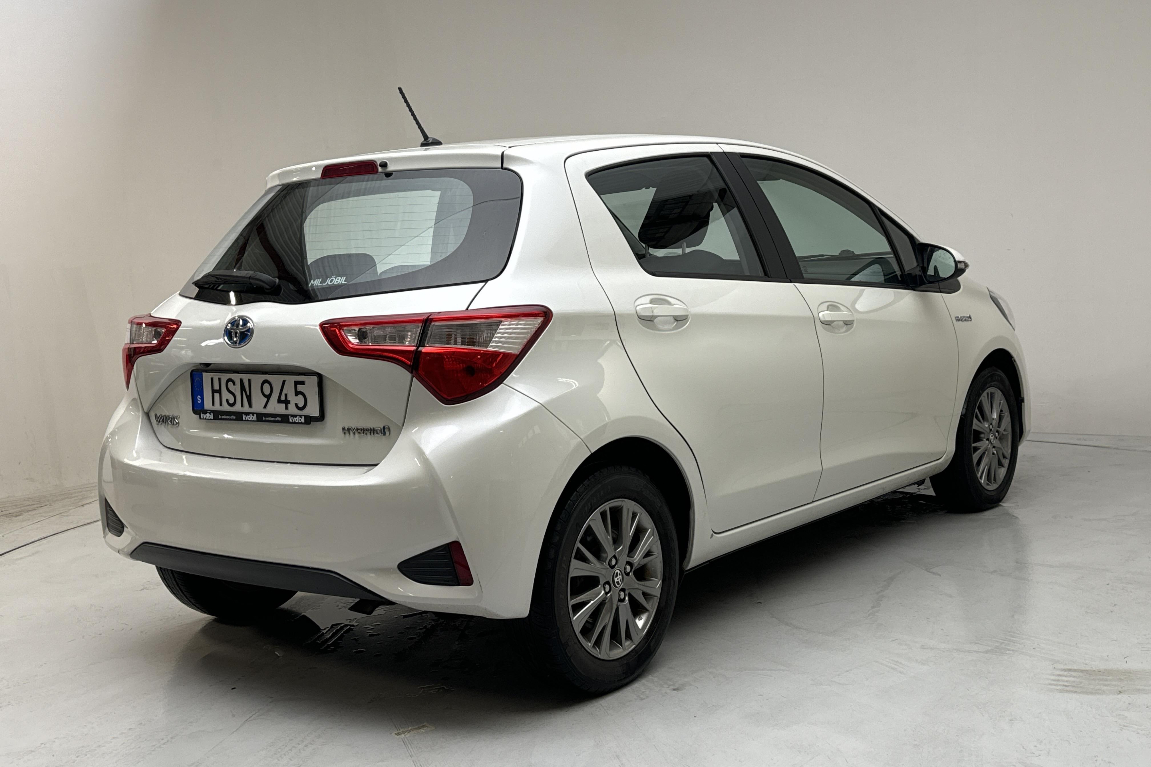 Toyota Yaris 1.5 Hybrid 5dr (101hk) - 98 940 km - Automatyczna - Light Grey - 2017