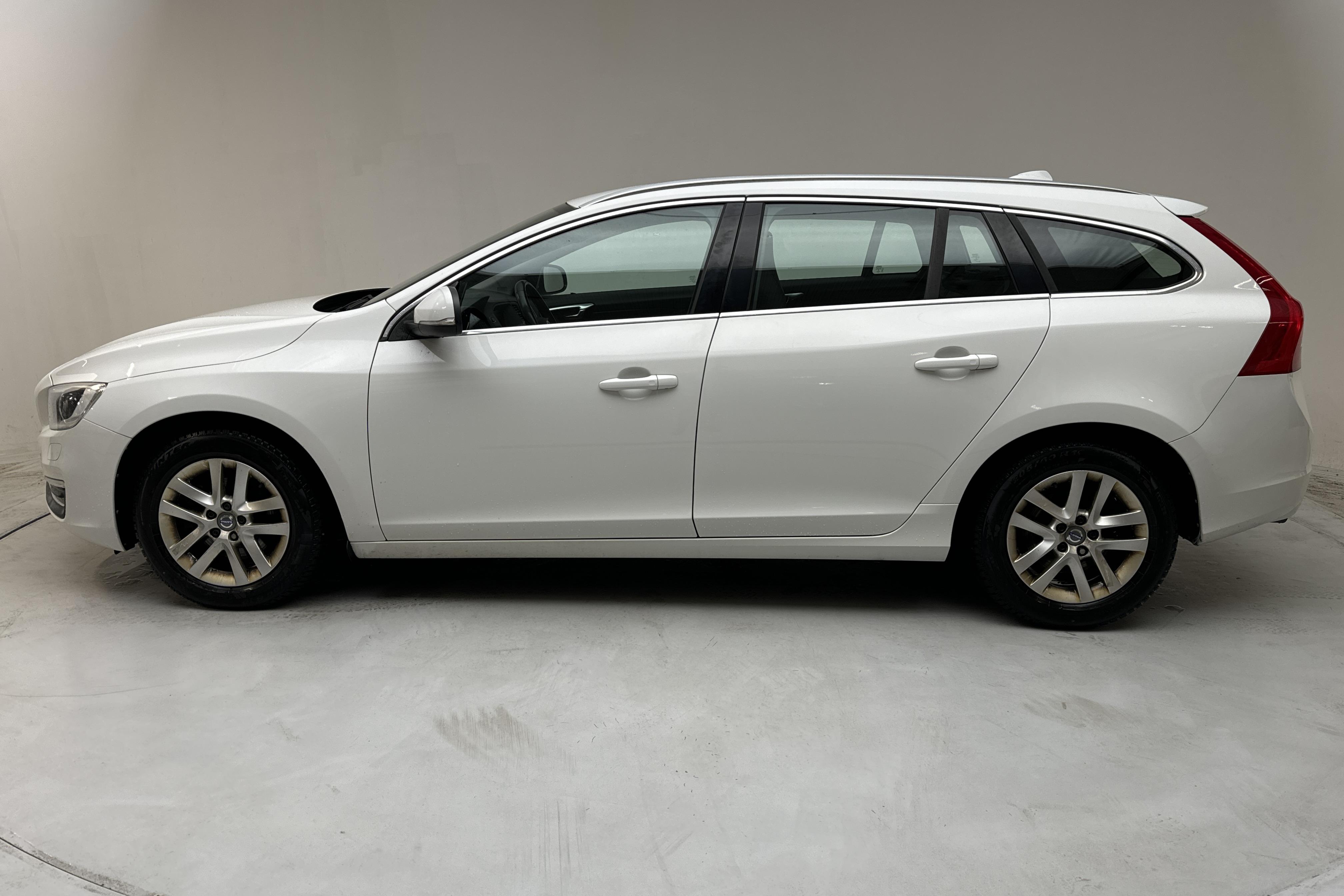 Volvo V60 D3 (150hk) - 160 800 km - Automatic - white - 2016