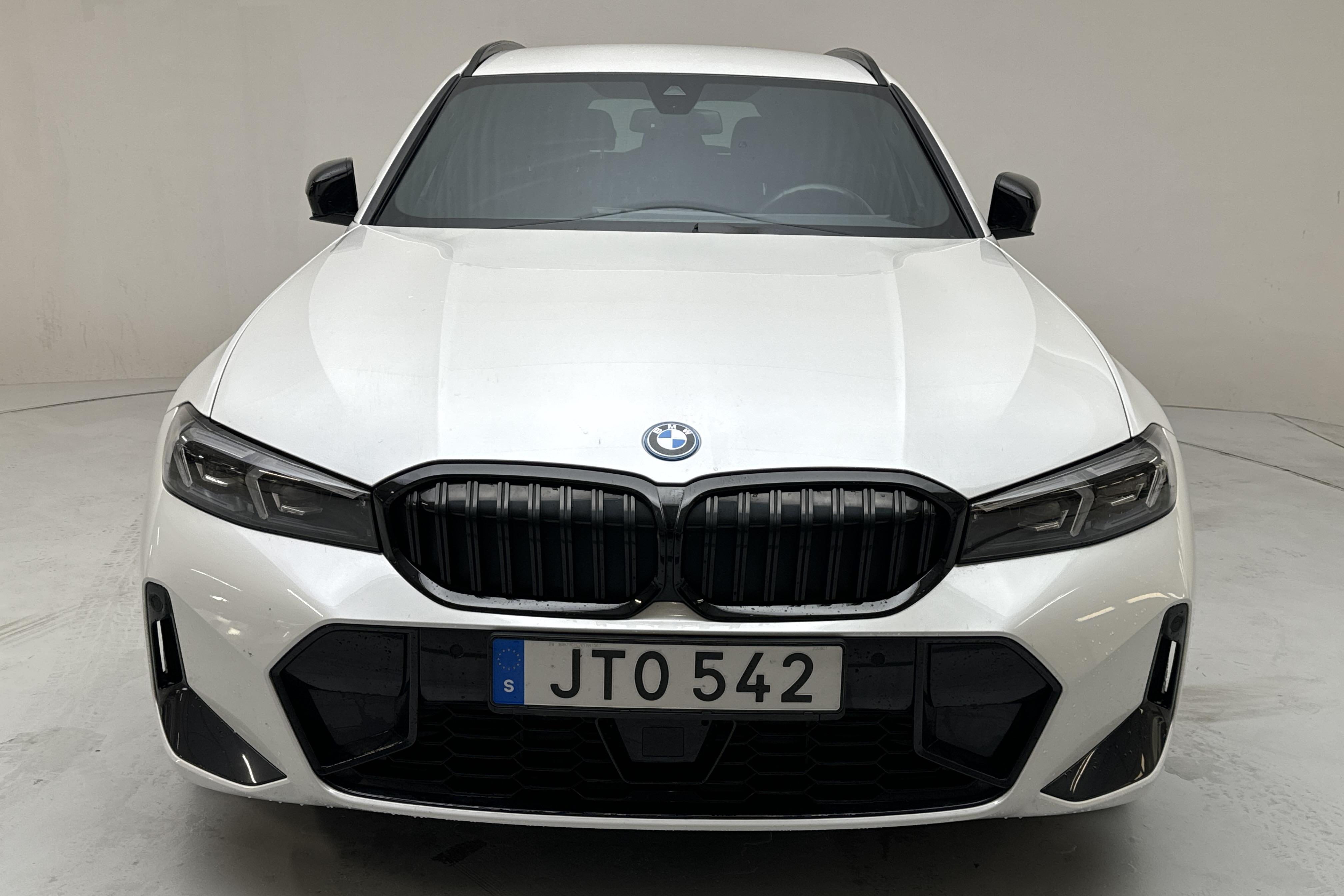 BMW 330e xDrive Touring LCI, G21 (292hk) - 2 676 mil - Automat - vit - 2023