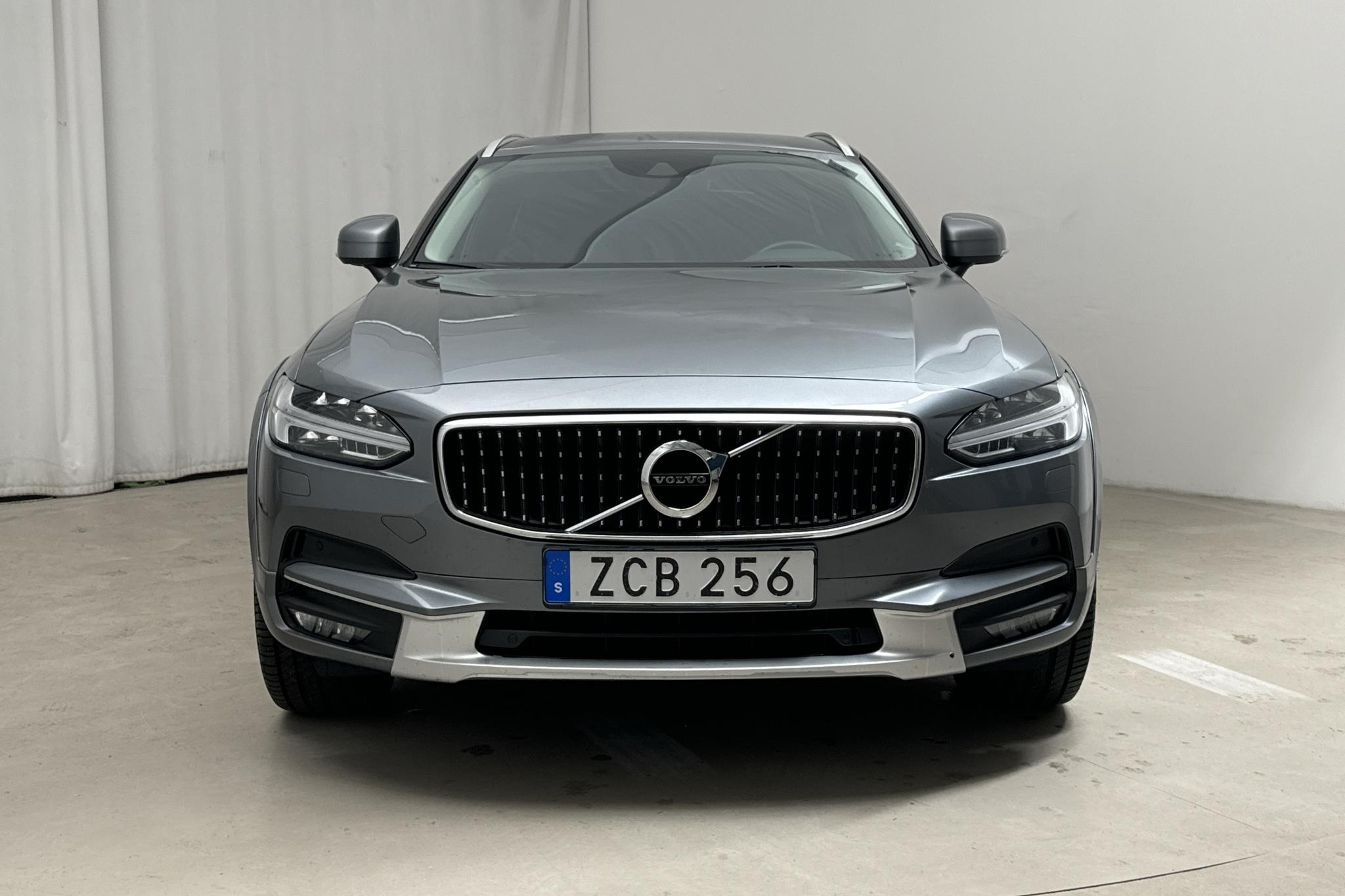 Volvo V90 D4 Cross Country AWD (190hk) - 23 930 mil - Automat - grå - 2018