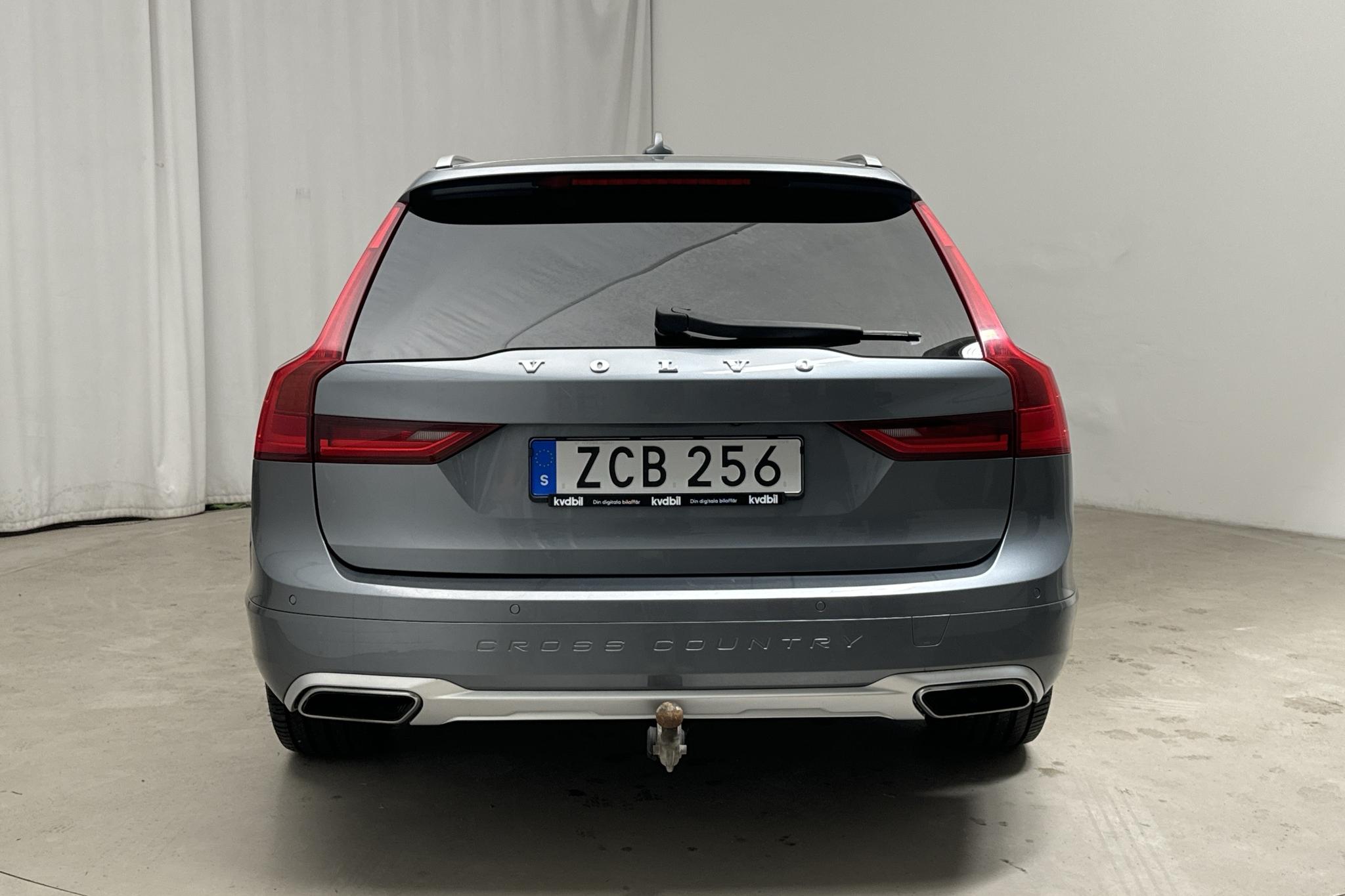 Volvo V90 D4 Cross Country AWD (190hk) - 23 930 mil - Automat - grå - 2018