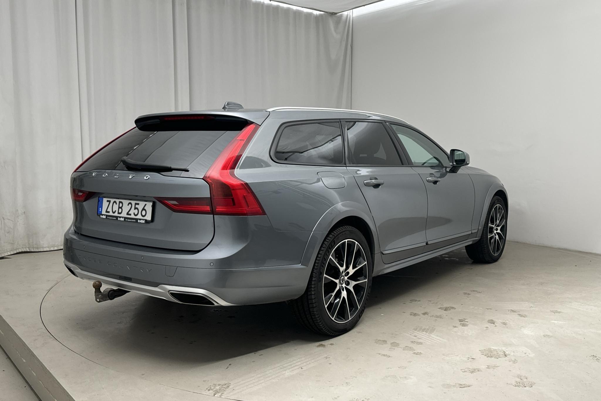 Volvo V90 D4 Cross Country AWD (190hk) - 23 930 mil - Automat - grå - 2018