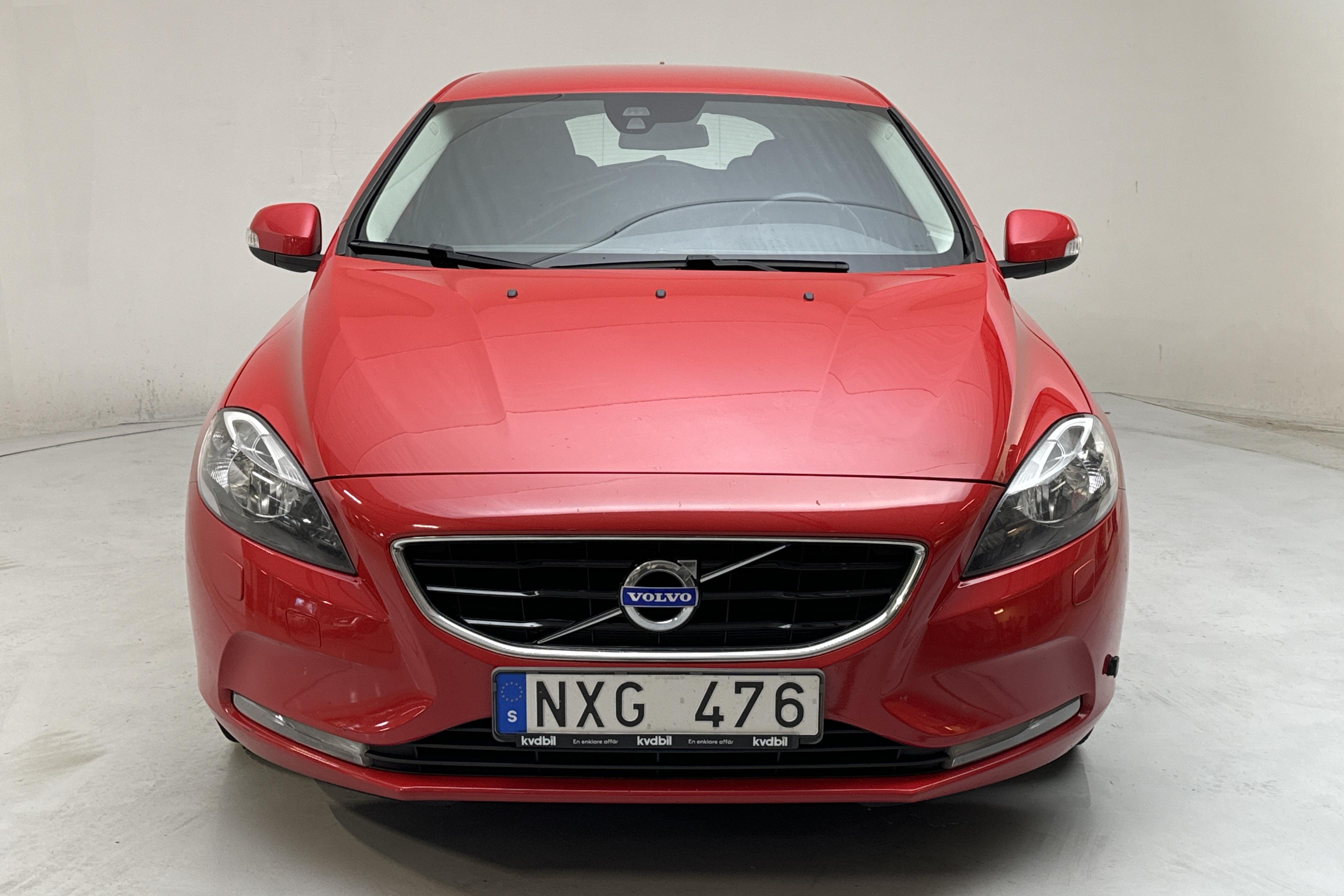 Volvo V40 T2 (120hk) - 130 360 km - Manuaalinen - punainen - 2014