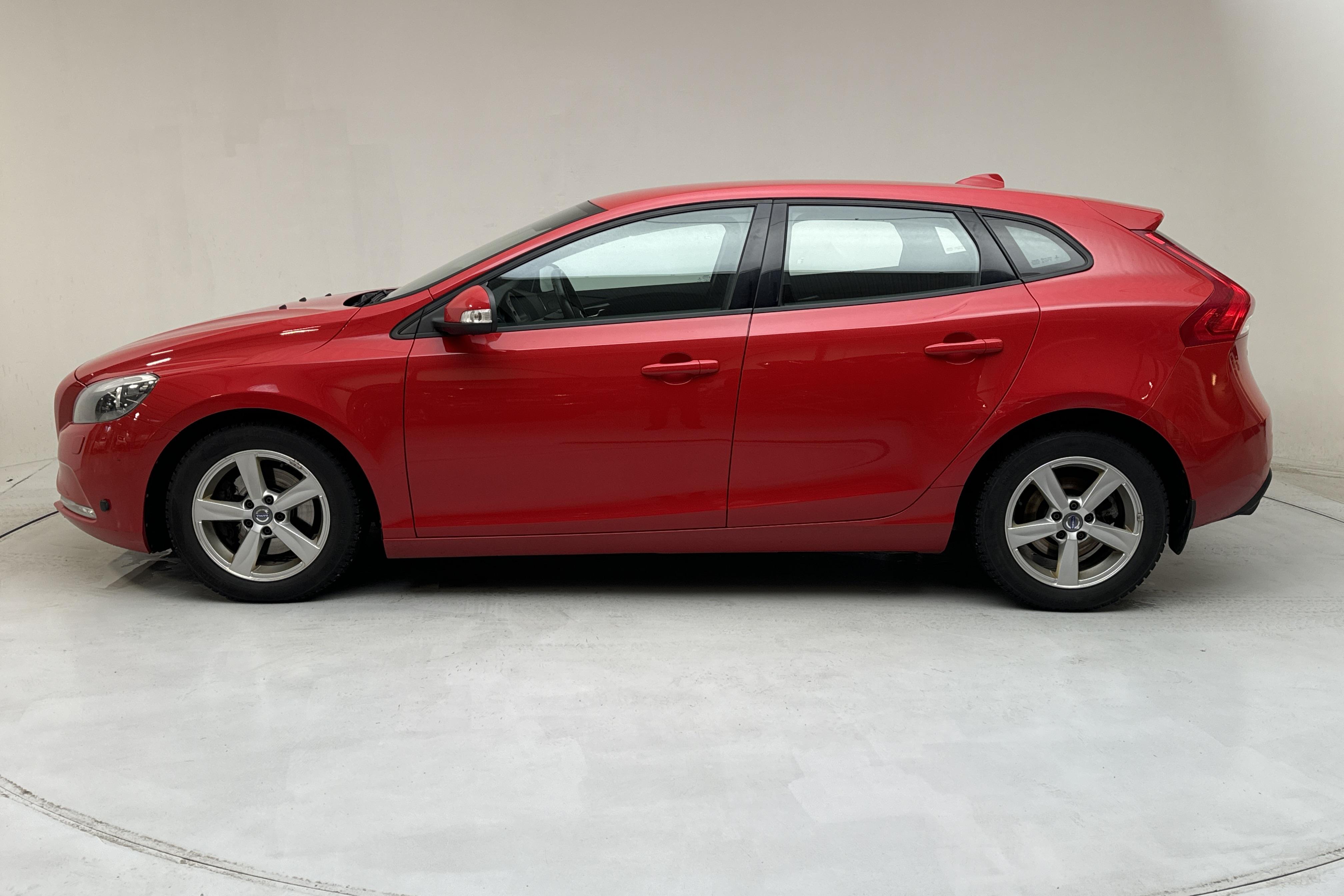 Volvo V40 T2 (120hk) - 130 360 km - Manuaalinen - punainen - 2014