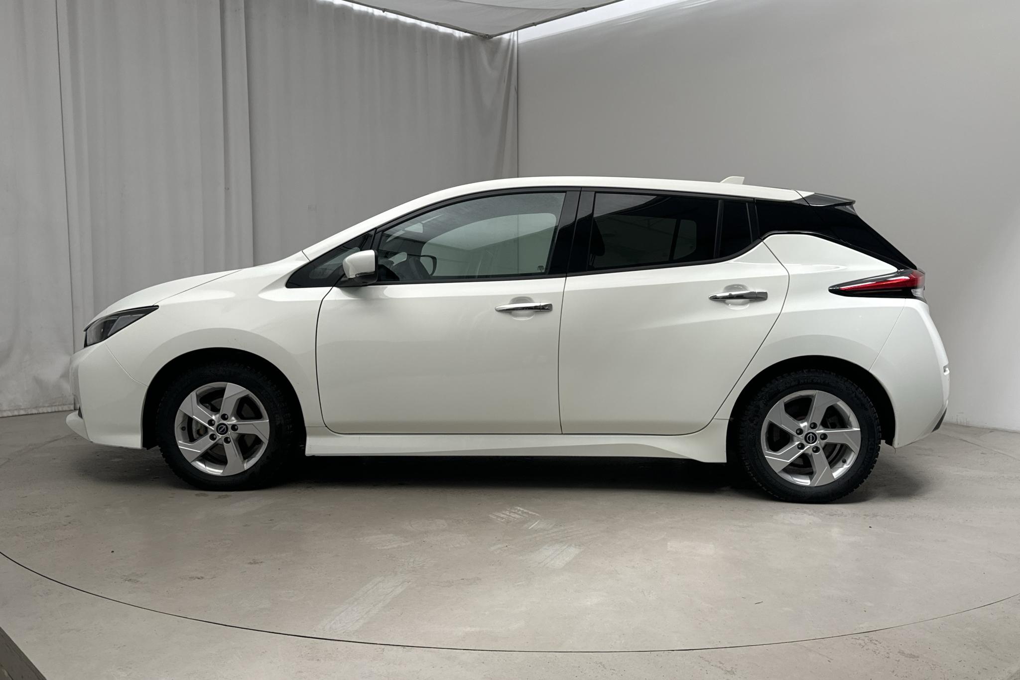 Nissan LEAF 5dr 39 kWh (150hk) - 1 322 mil - Automat - vit - 2023