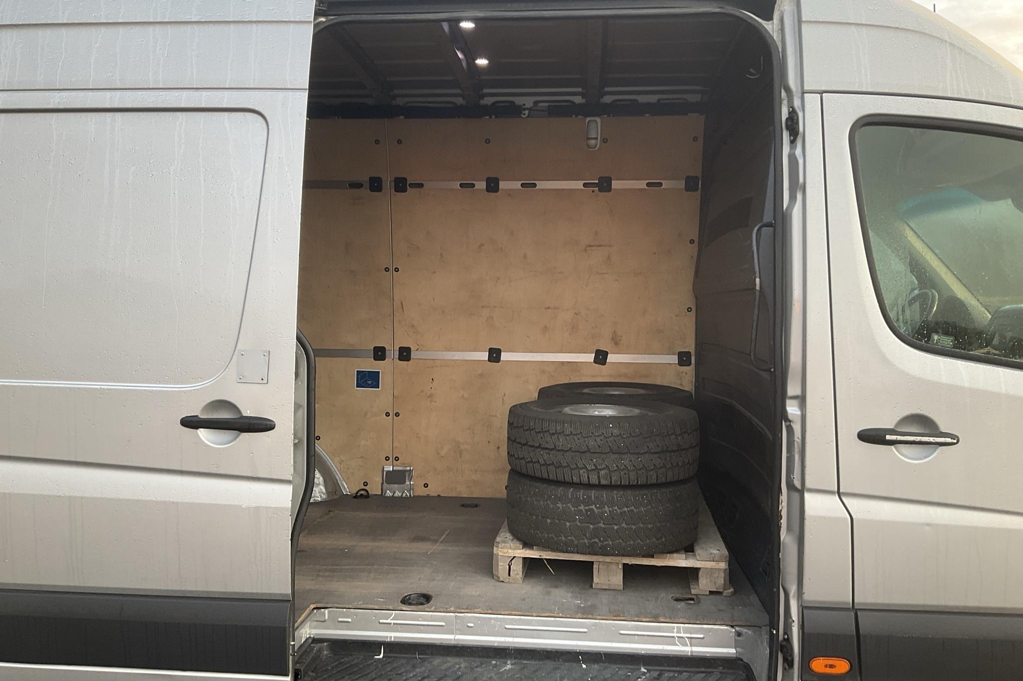 VW Crafter 35 2.0 TDI Skåp (163hk) - 182 590 km - Manuaalinen - hopea - 2012