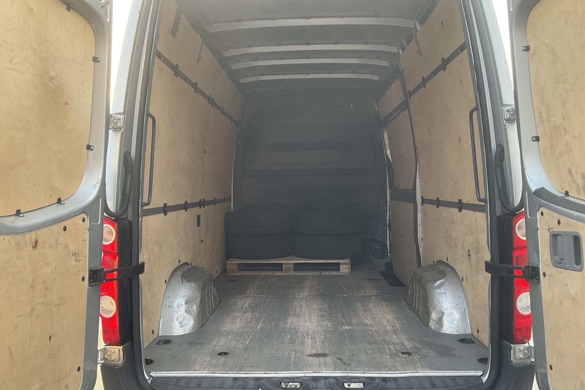 VW Crafter 35 2.0 TDI Skåp (163hk) - 182 590 km - Manuaalinen - hopea - 2012