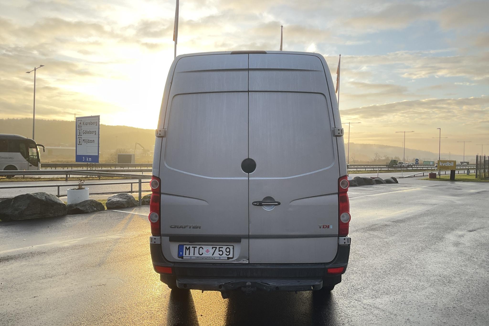 VW Crafter 35 2.0 TDI Skåp (163hk) - 182 590 km - Manuaalinen - hopea - 2012