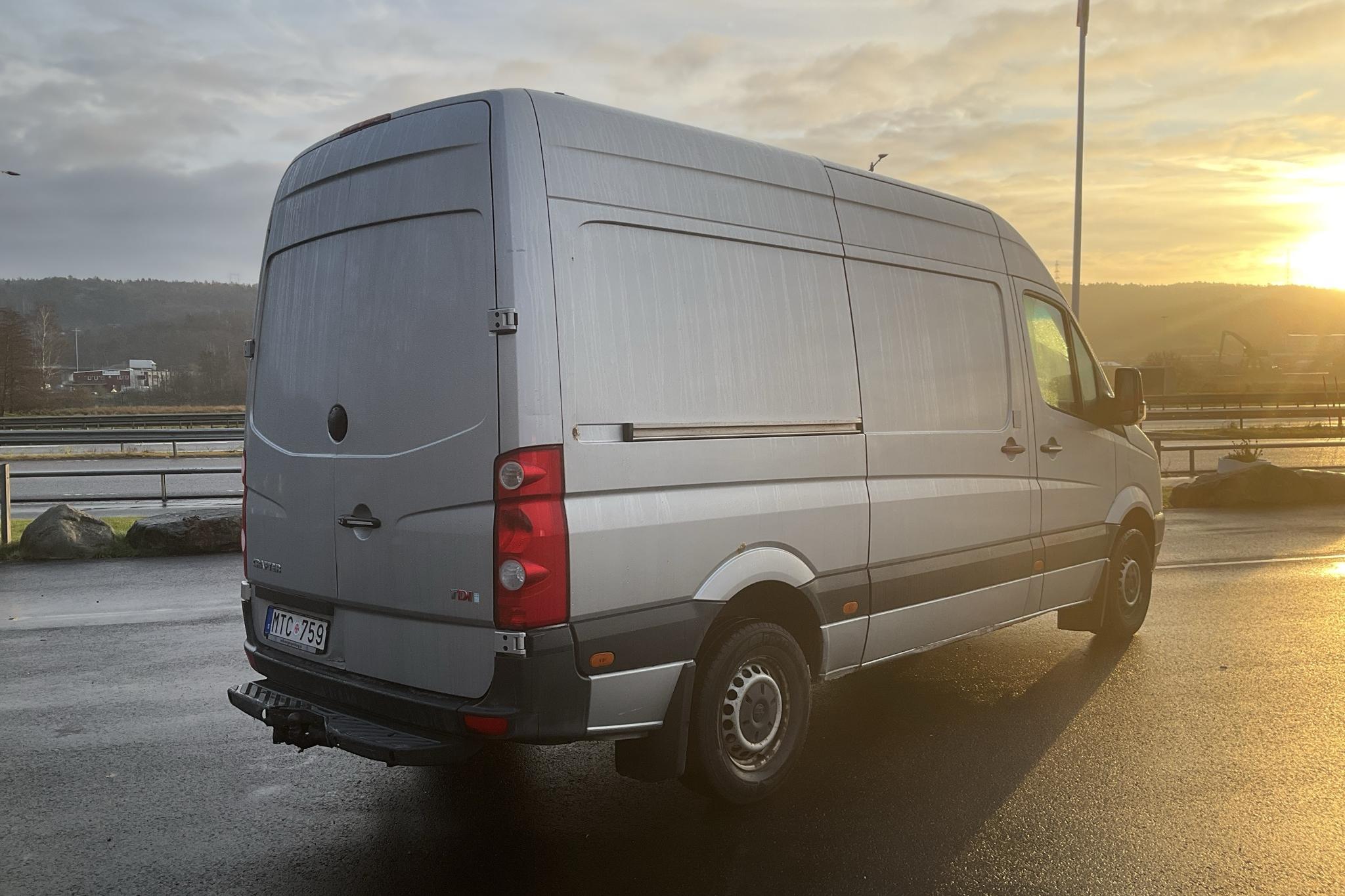 VW Crafter 35 2.0 TDI Skåp (163hk) - 182 590 km - Manuaalinen - hopea - 2012