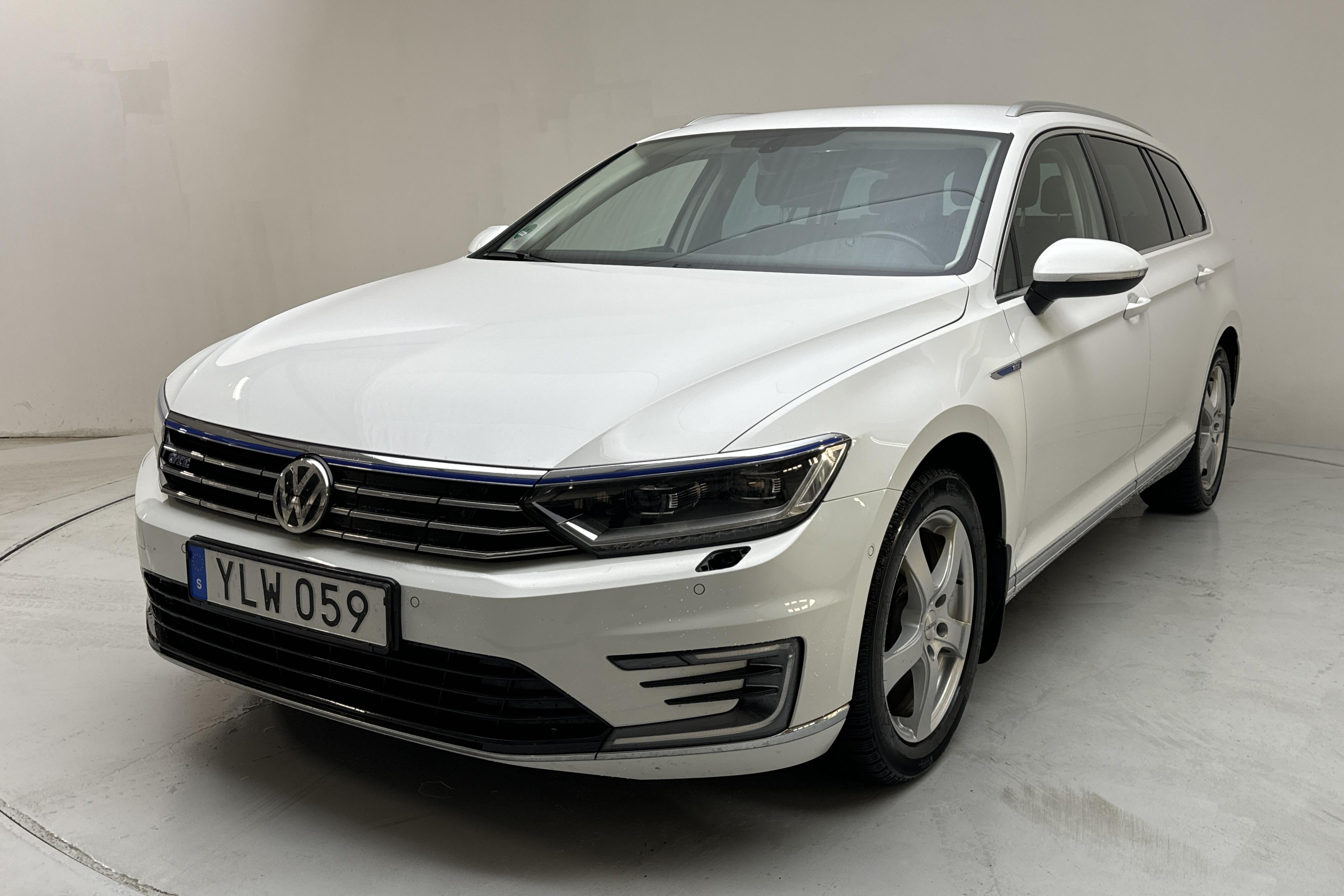 VW Passat 1.4 Plug-in-Hybrid Sportscombi (218hk) - 21 441 mil - Automat - vit - 2017