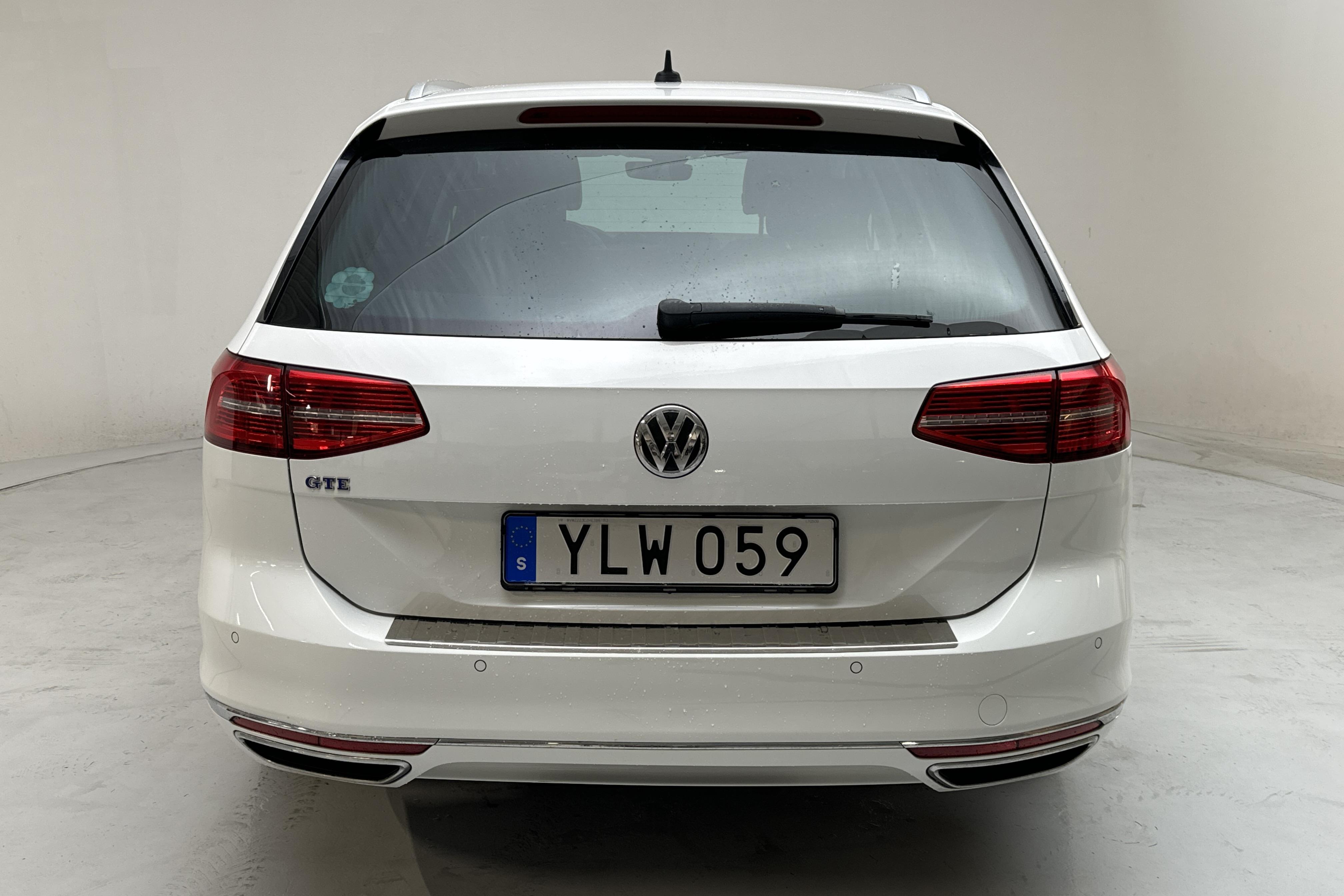 VW Passat 1.4 Plug-in-Hybrid Sportscombi (218hk) - 21 441 mil - Automat - vit - 2017