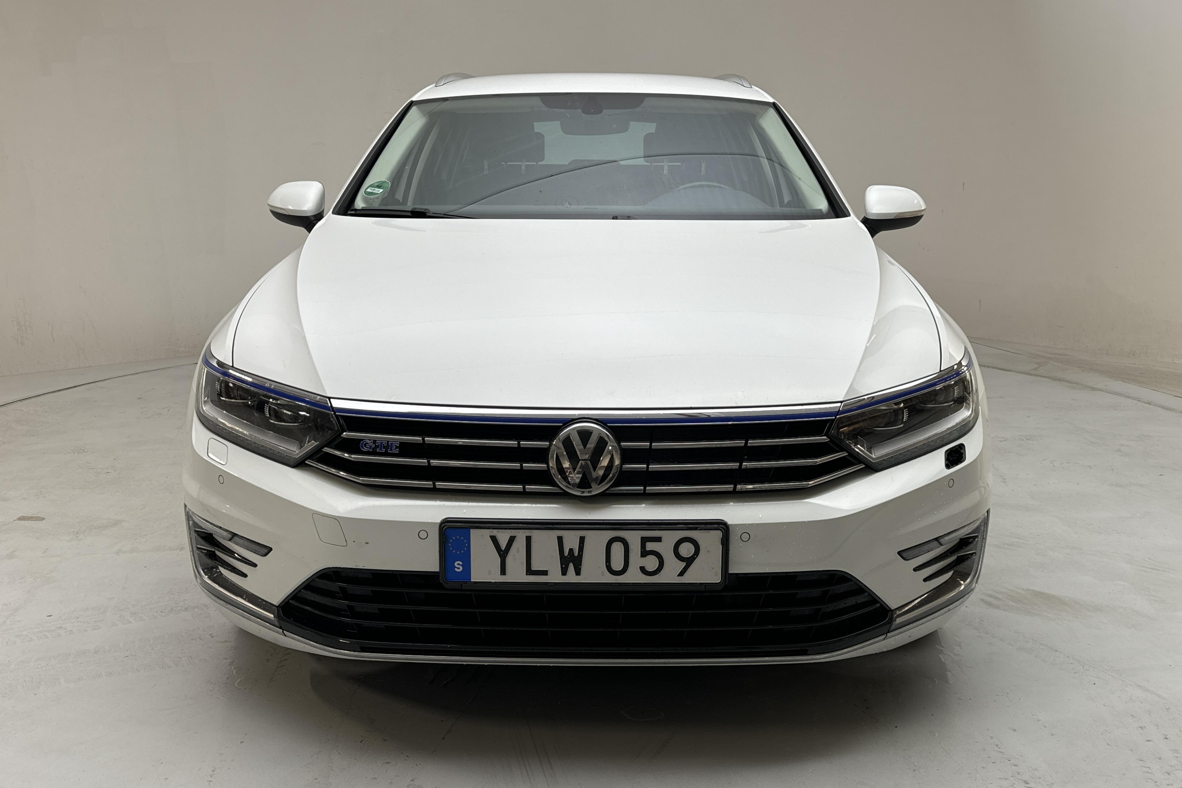 VW Passat 1.4 Plug-in-Hybrid Sportscombi (218hk) - 21 441 mil - Automat - vit - 2017