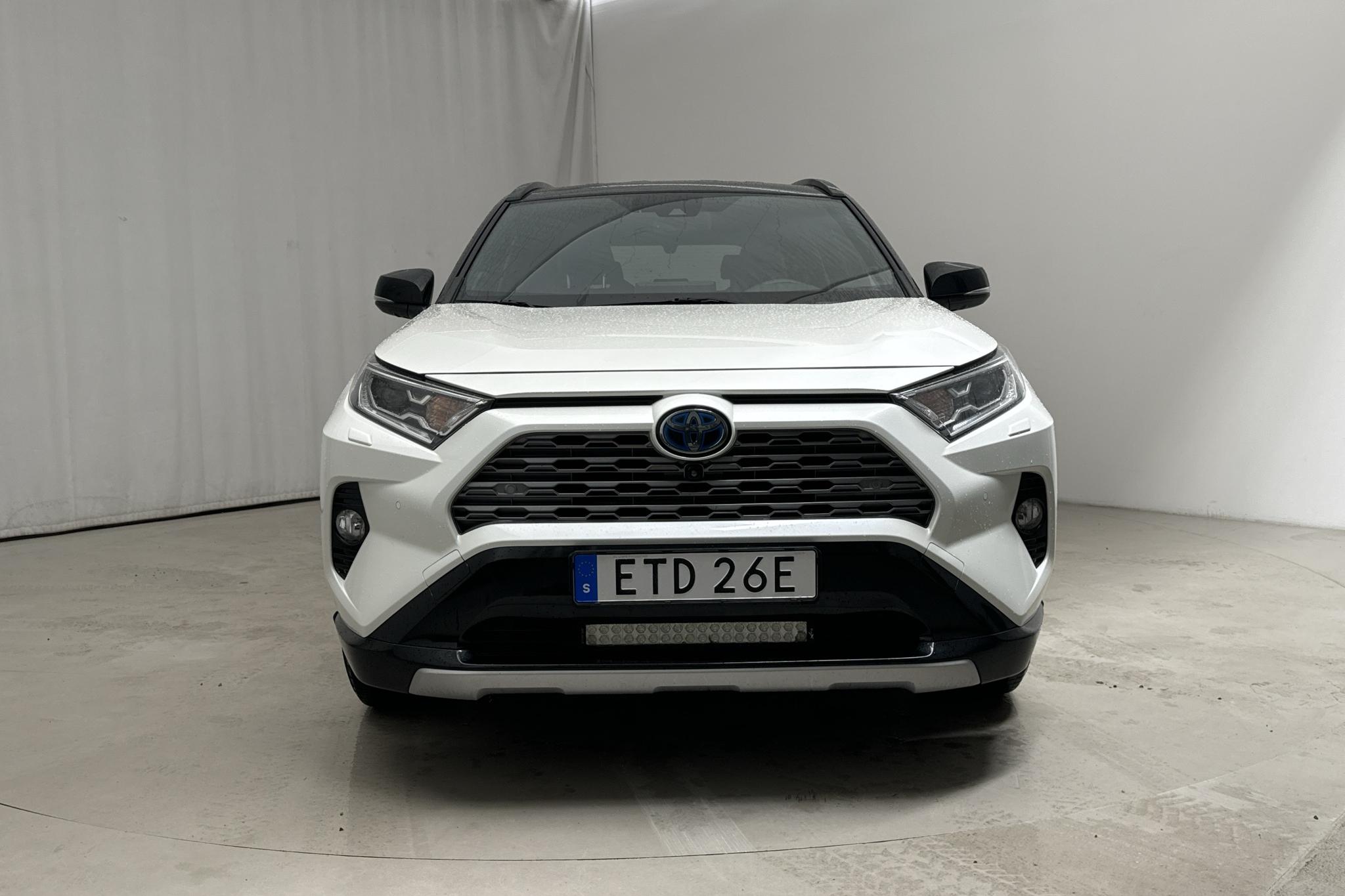 Toyota RAV4 2.5 HSD AWD (222hk) - 18 564 mil - Automat - vit - 2019