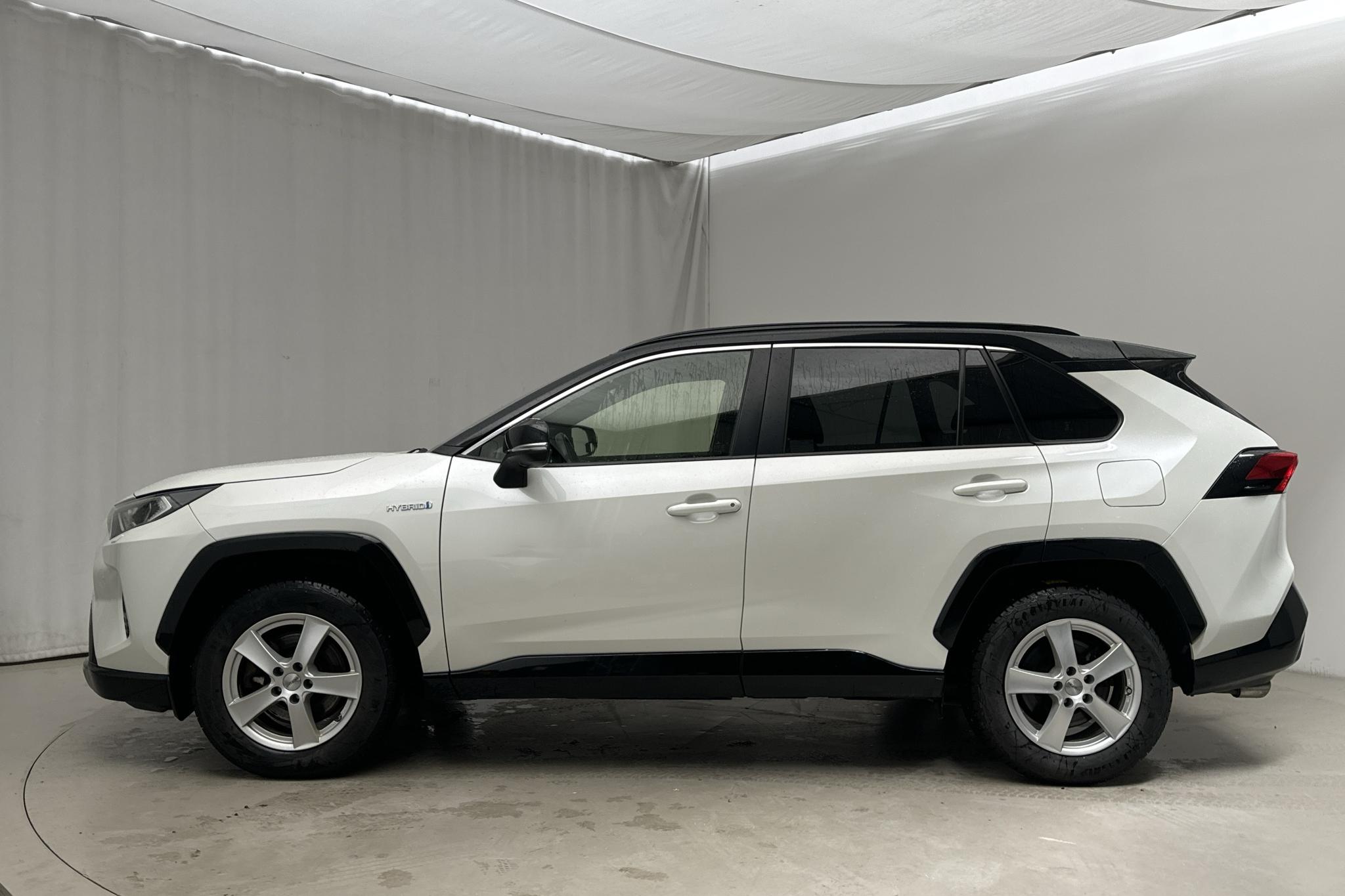 Toyota RAV4 2.5 HSD AWD (222hk) - 18 564 mil - Automat - vit - 2019