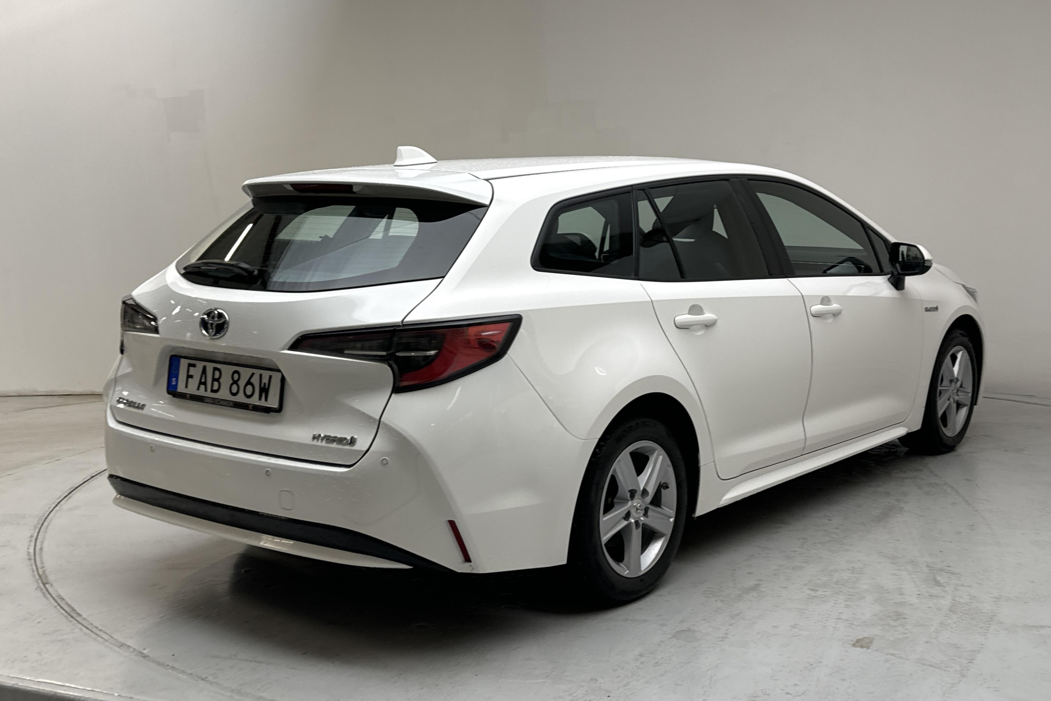 Toyota Corolla 1.8 Hybrid Touring Sports (122hk) - 5 245 mil - Automat - vit - 2019