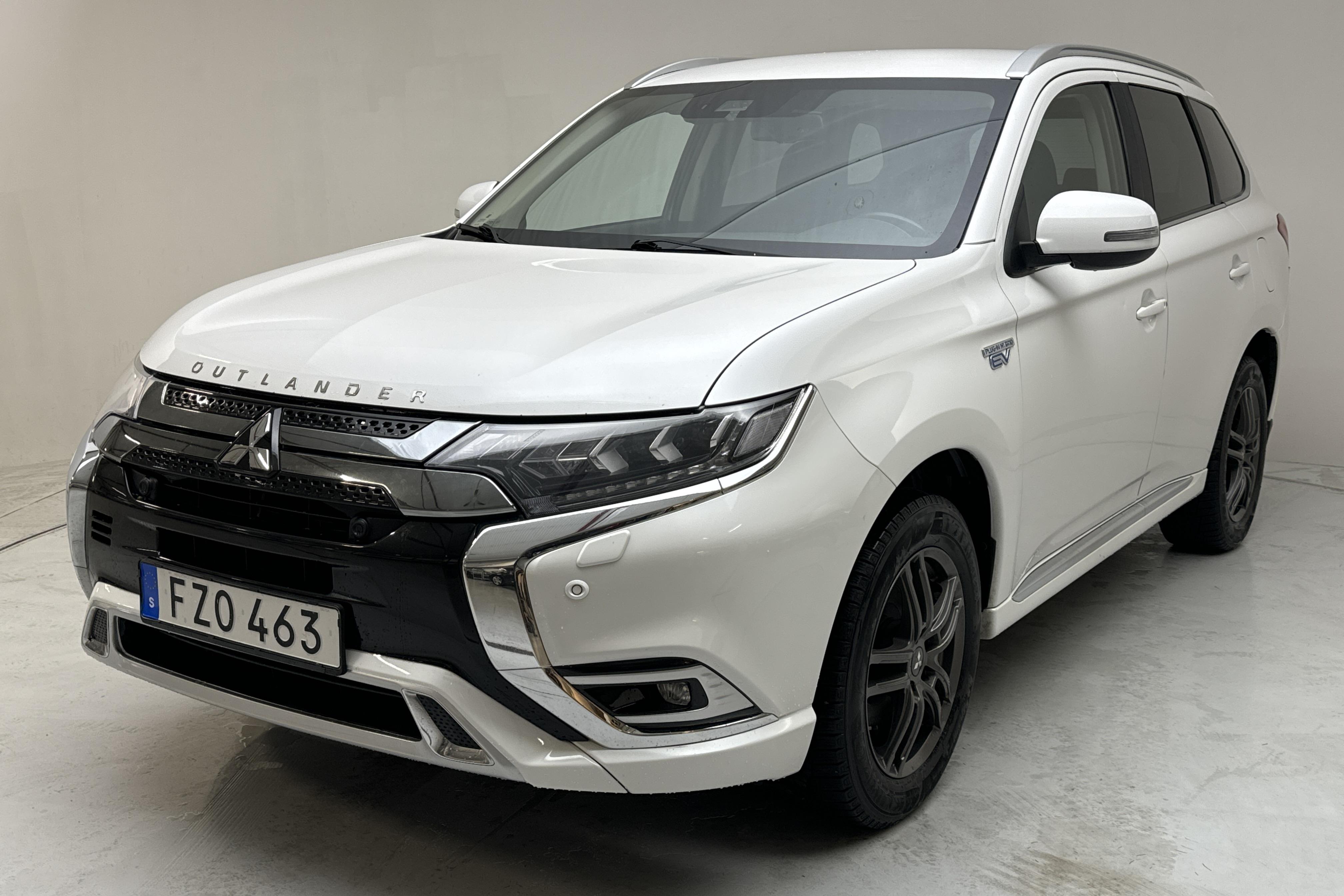 Mitsubishi Outlander 2.4 Plug-in Hybrid 4WD (136hk) - 175 580 km - Automatyczna - biały - 2019