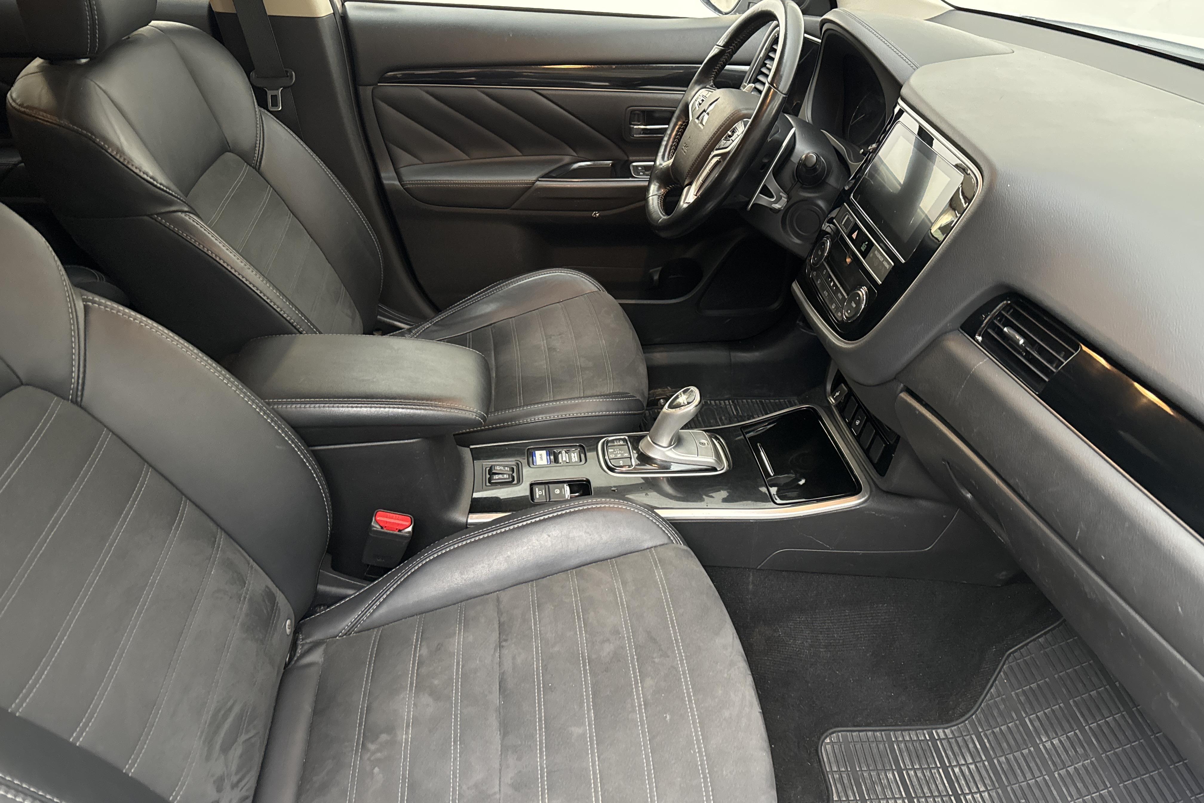 Mitsubishi Outlander 2.4 Plug-in Hybrid 4WD (136hk) - 175 580 km - Automatyczna - biały - 2019