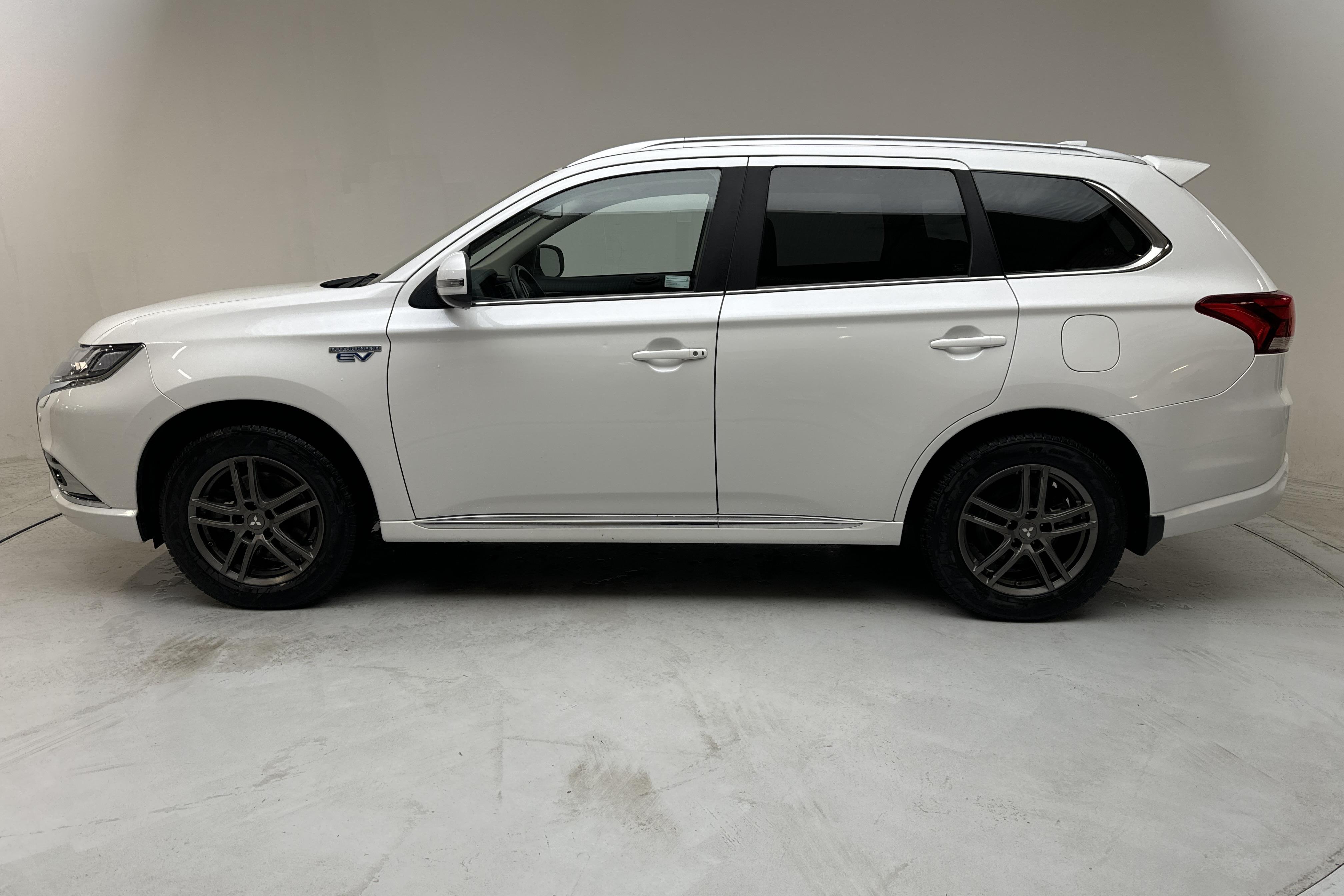 Mitsubishi Outlander 2.4 Plug-in Hybrid 4WD (136hk) - 175 580 km - Automatyczna - biały - 2019