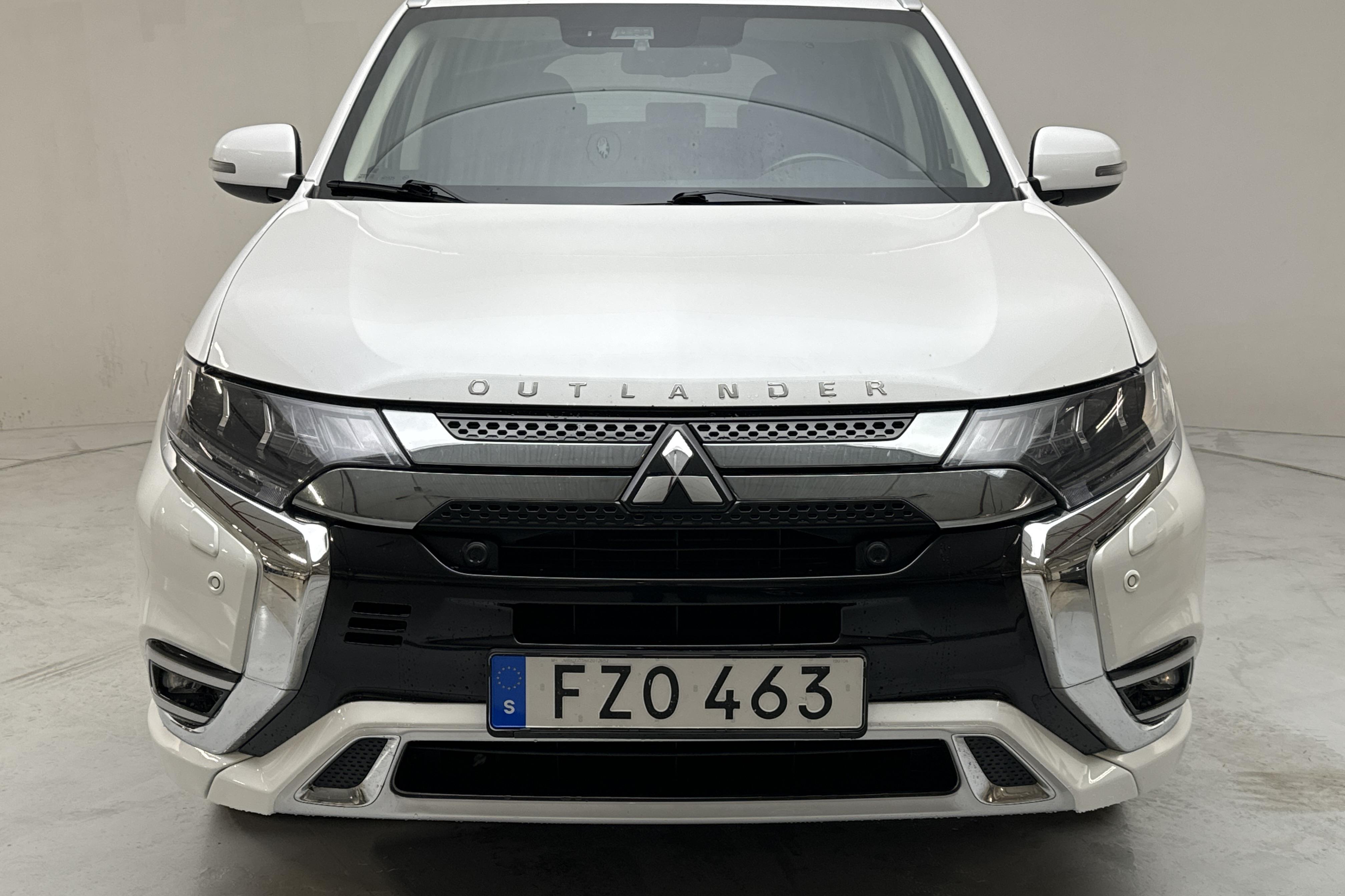 Mitsubishi Outlander 2.4 Plug-in Hybrid 4WD (136hk) - 175 580 km - Automatyczna - biały - 2019