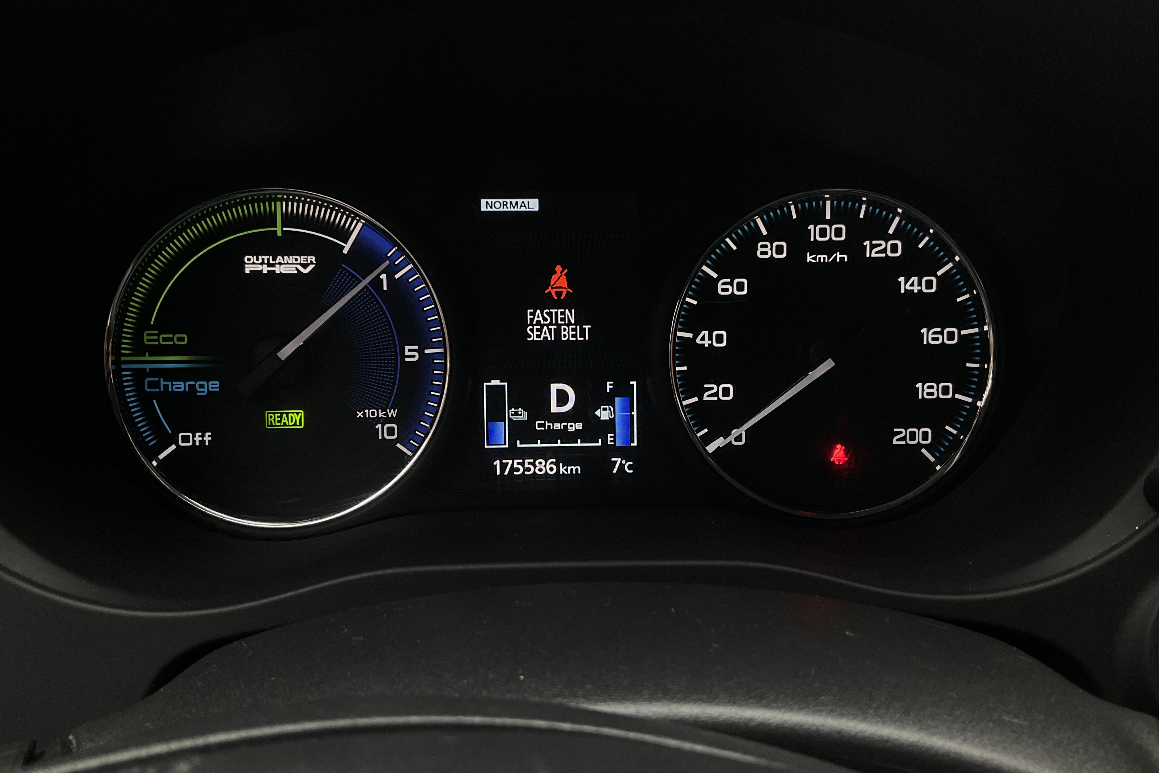 Mitsubishi Outlander 2.4 Plug-in Hybrid 4WD (136hk) - 175 580 km - Automatyczna - biały - 2019