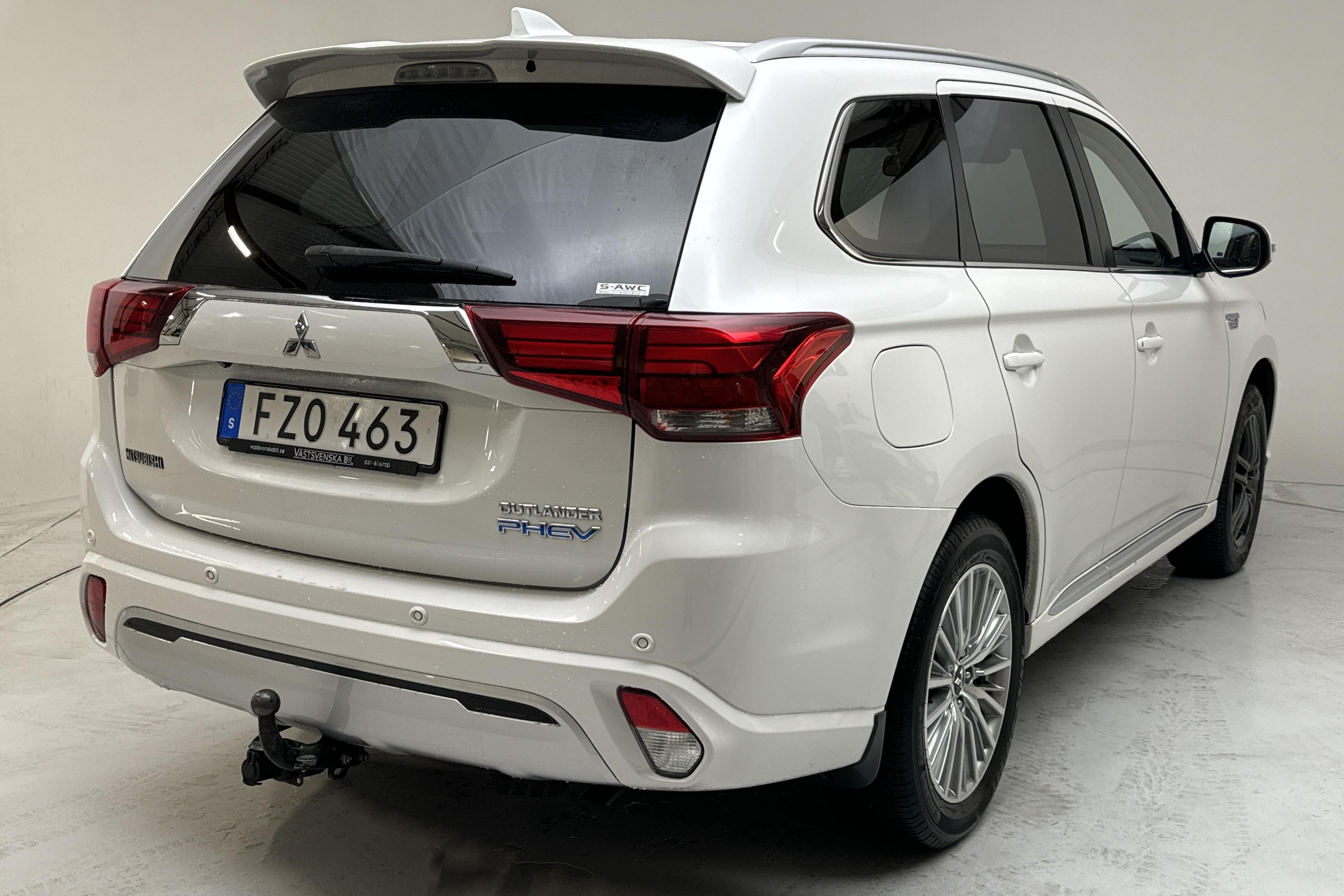 Mitsubishi Outlander 2.4 Plug-in Hybrid 4WD (136hk) - 175 580 km - Automatyczna - biały - 2019