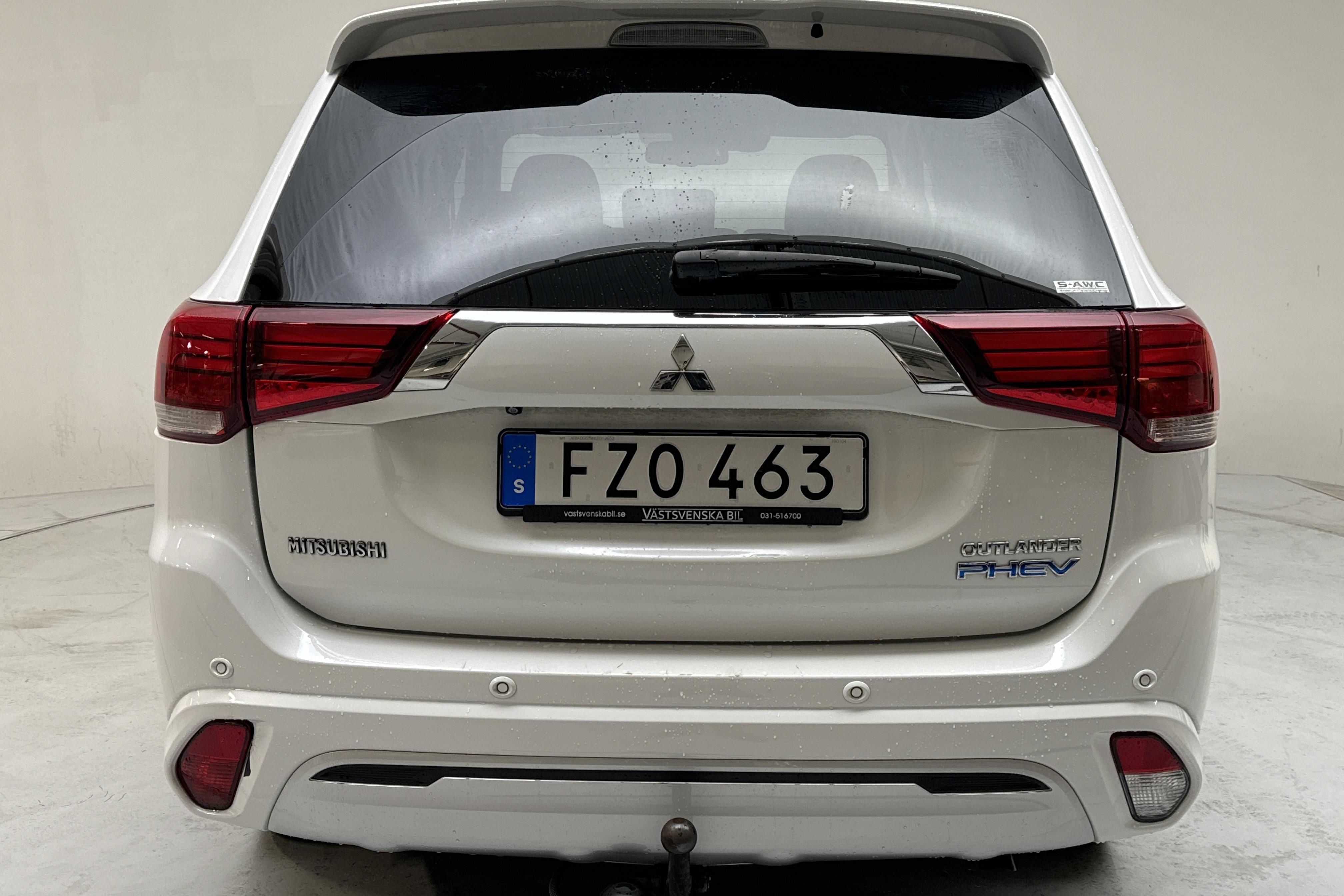 Mitsubishi Outlander 2.4 Plug-in Hybrid 4WD (136hk) - 175 580 km - Automatyczna - biały - 2019