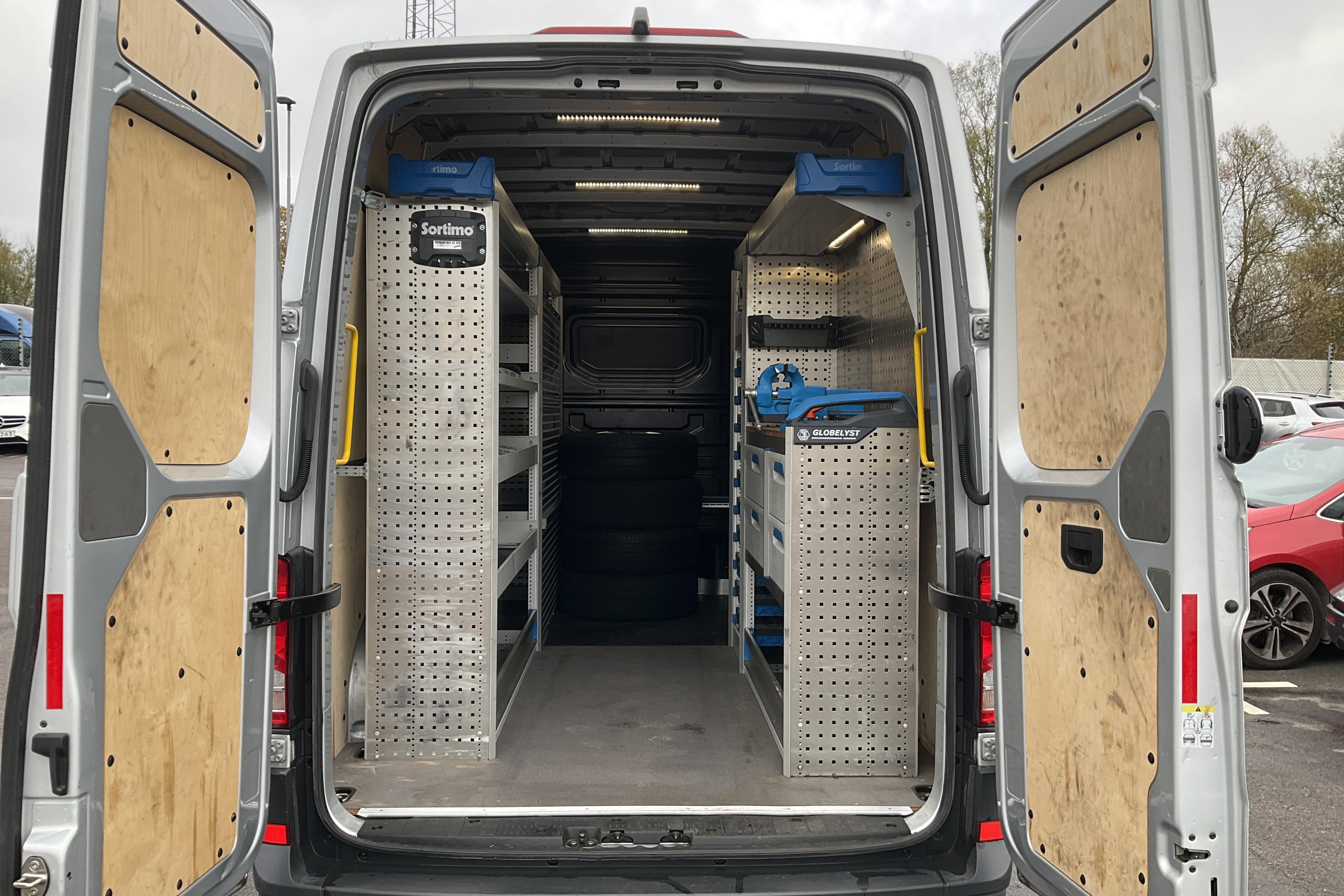 VW Crafter 35 2.0 TDI Skåp (177hk) - 162 190 km - Automatyczna - srebro - 2019