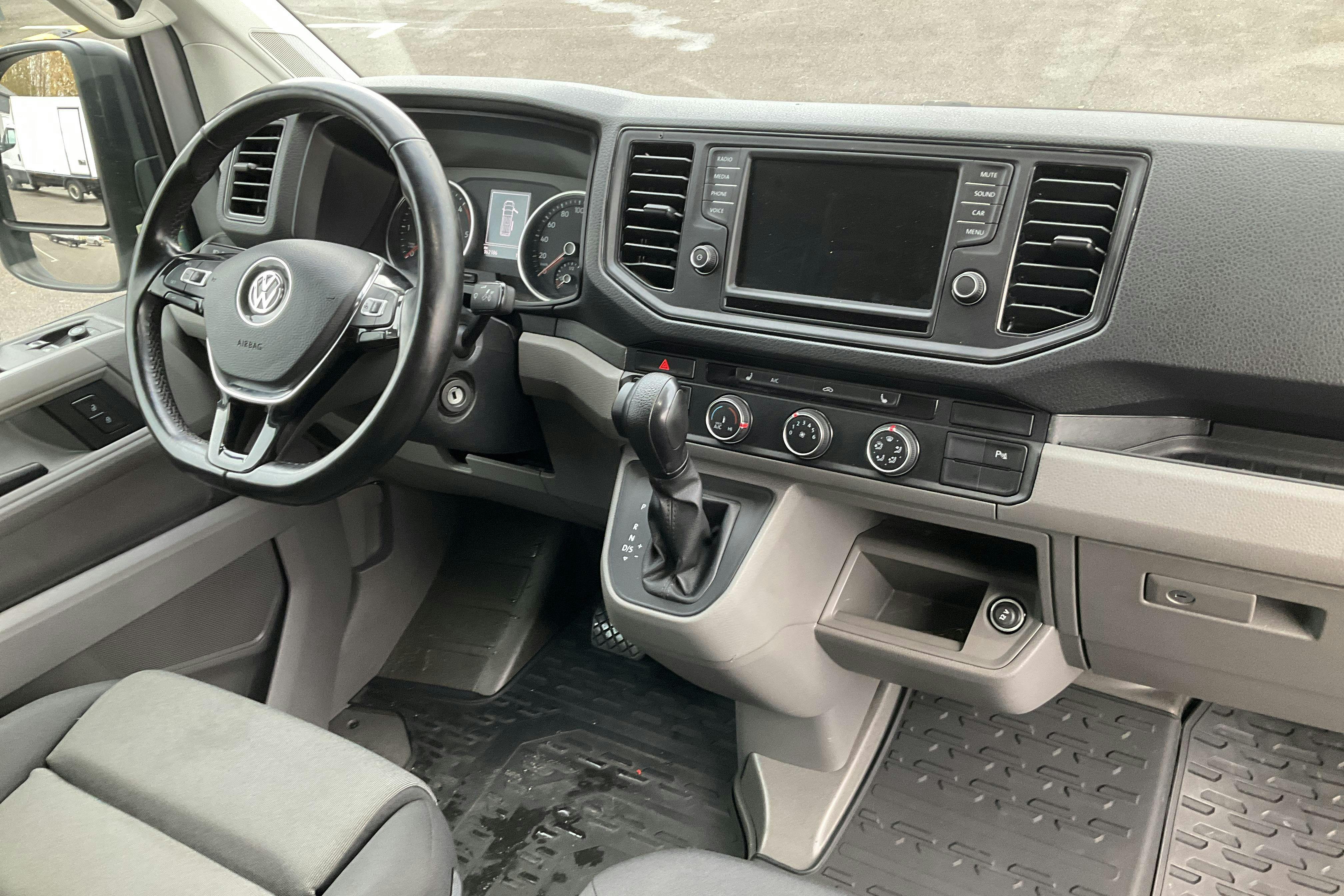 VW Crafter 35 2.0 TDI Skåp (177hk) - 162 190 km - Automatyczna - srebro - 2019