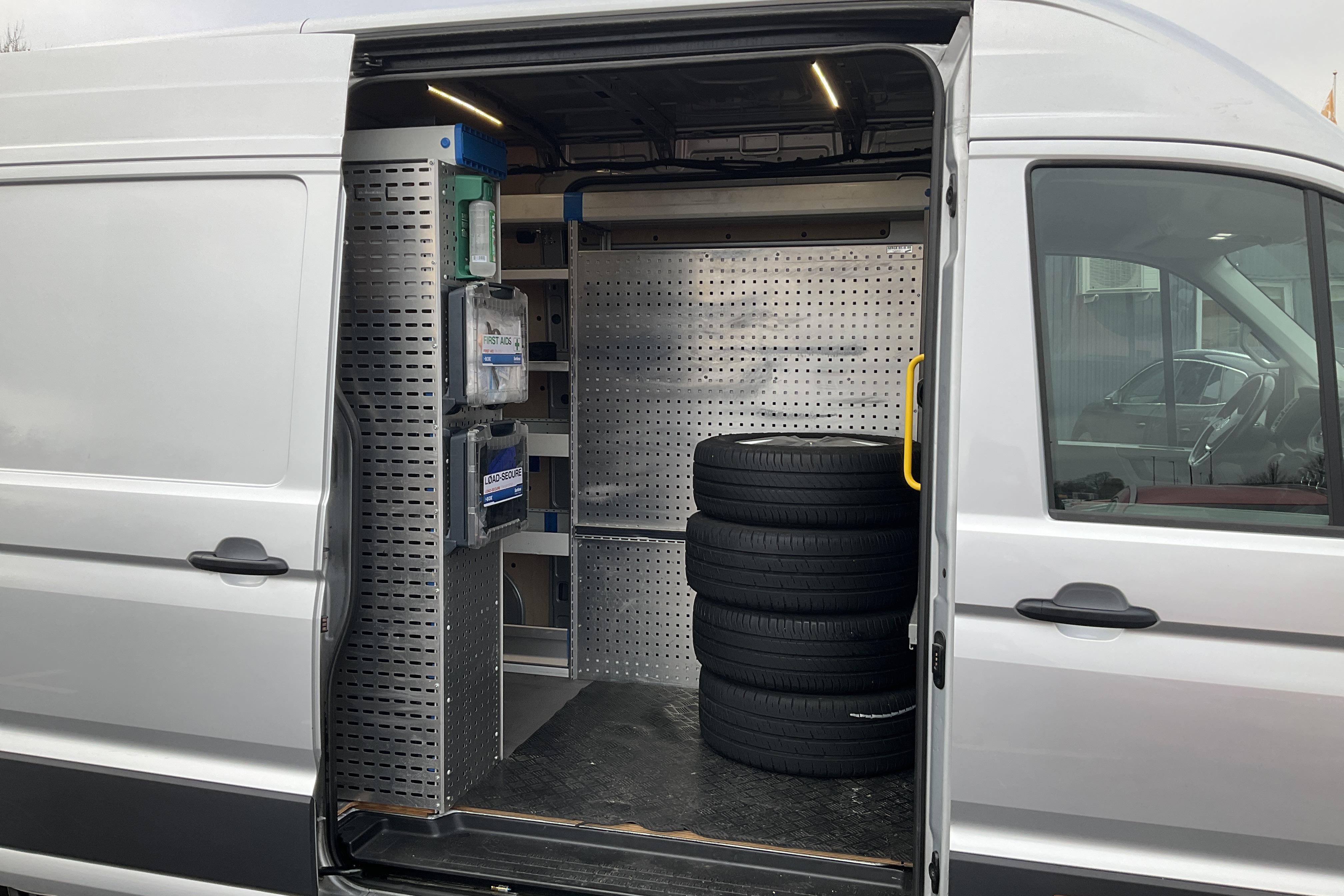 VW Crafter 35 2.0 TDI Skåp (177hk) - 162 190 km - Automatyczna - srebro - 2019