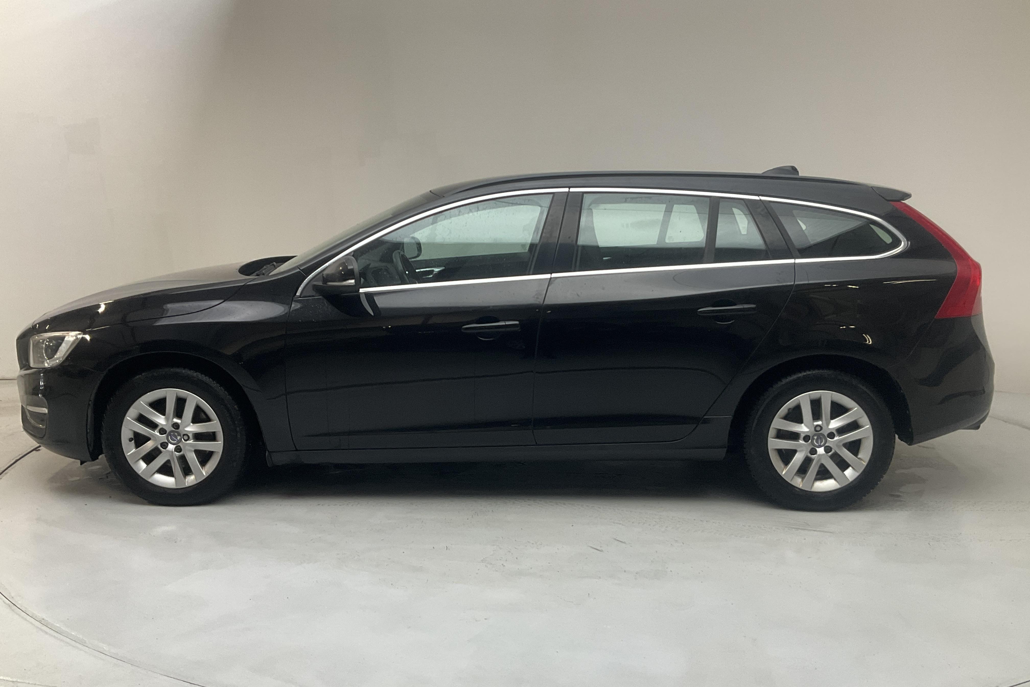 Volvo V60 D3 (150hk) - 220 590 km - Manualna - czarny - 2016