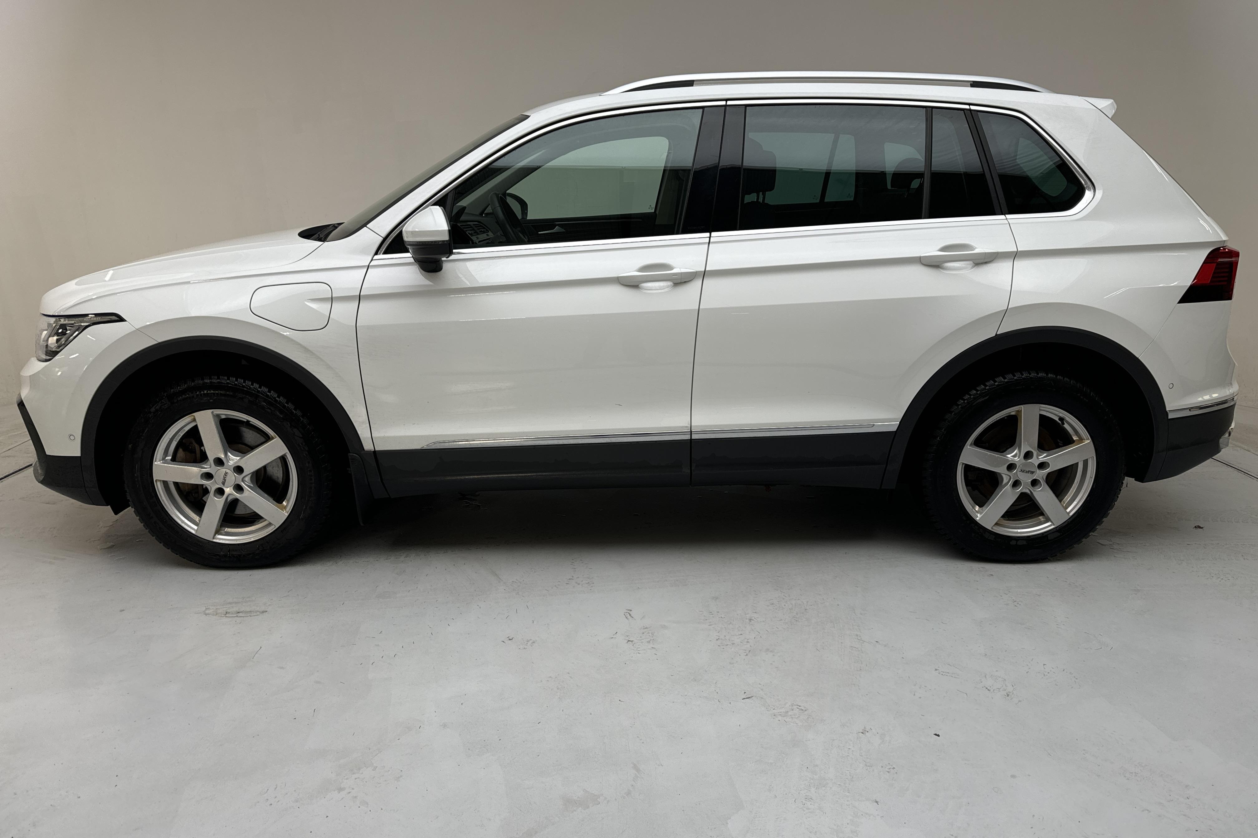 VW Tiguan 1.4 TSI eHybrid (245hk) - 10 048 mil - Automat - vit - 2022