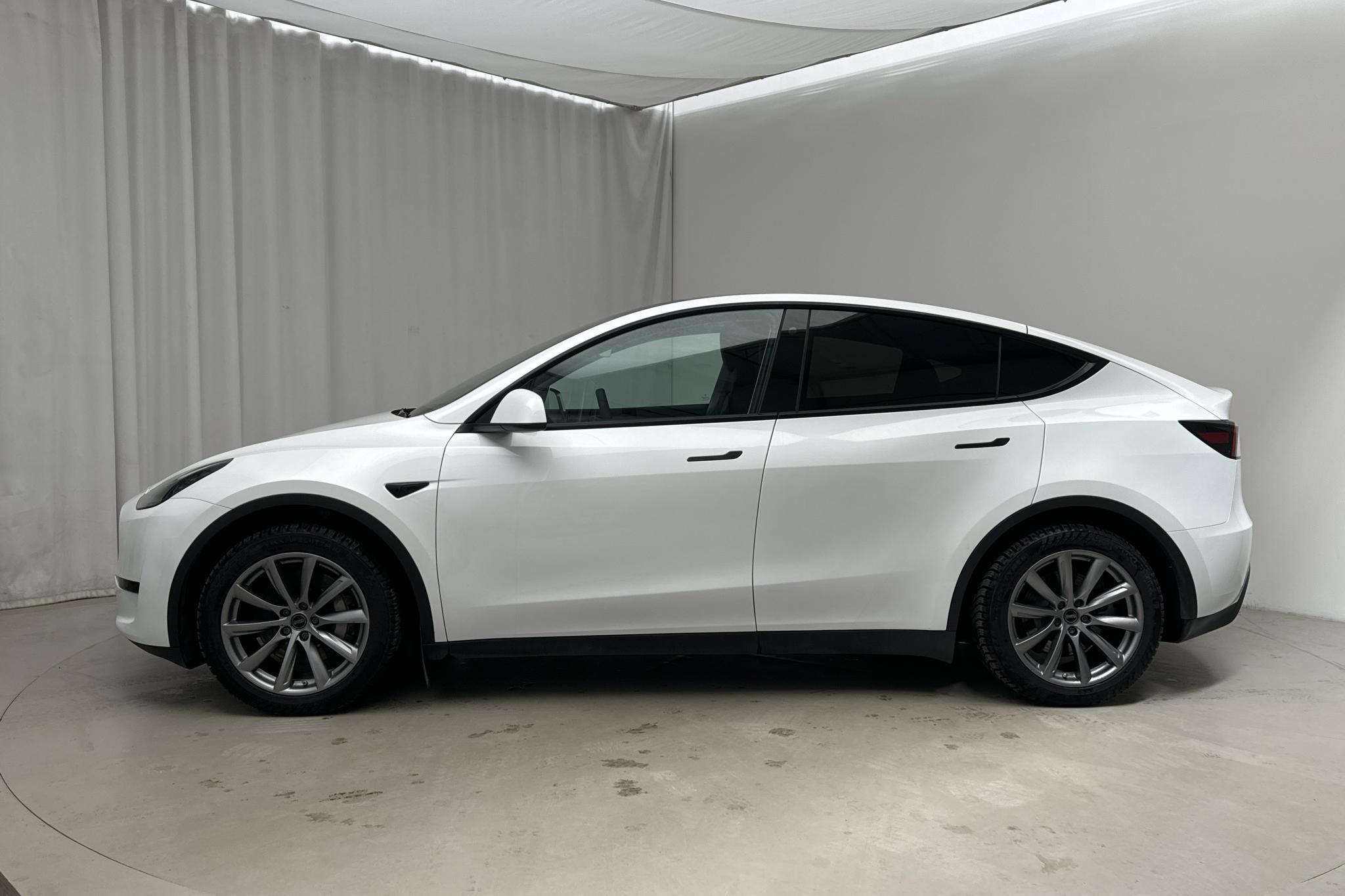 Tesla Model Y Standard Range RWD - 4 061 mil - Automat - vit - 2023