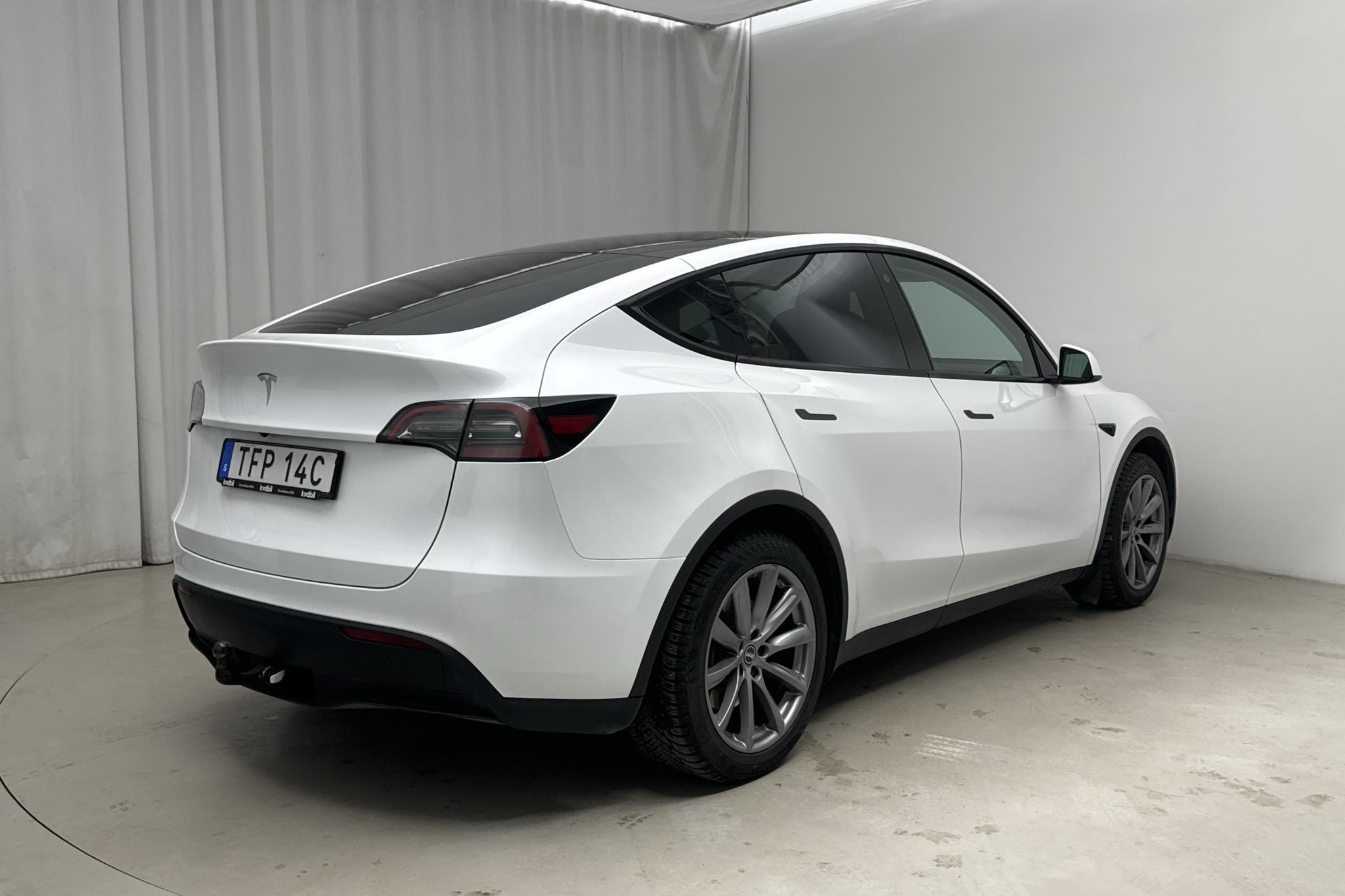 Tesla Model Y Standard Range RWD - 4 061 mil - Automat - vit - 2023