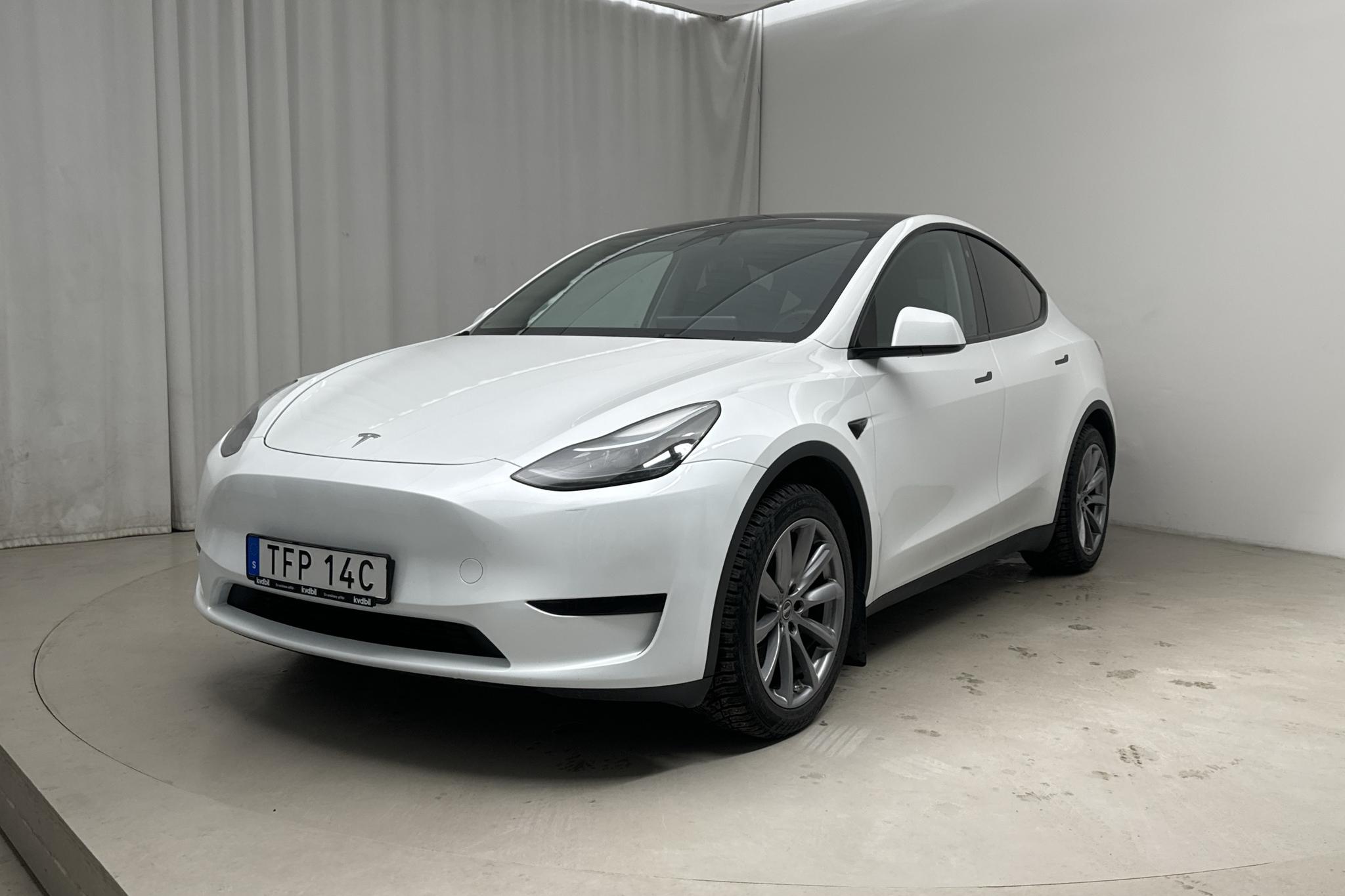 Tesla Model Y Standard Range RWD - 4 061 mil - Automat - vit - 2023