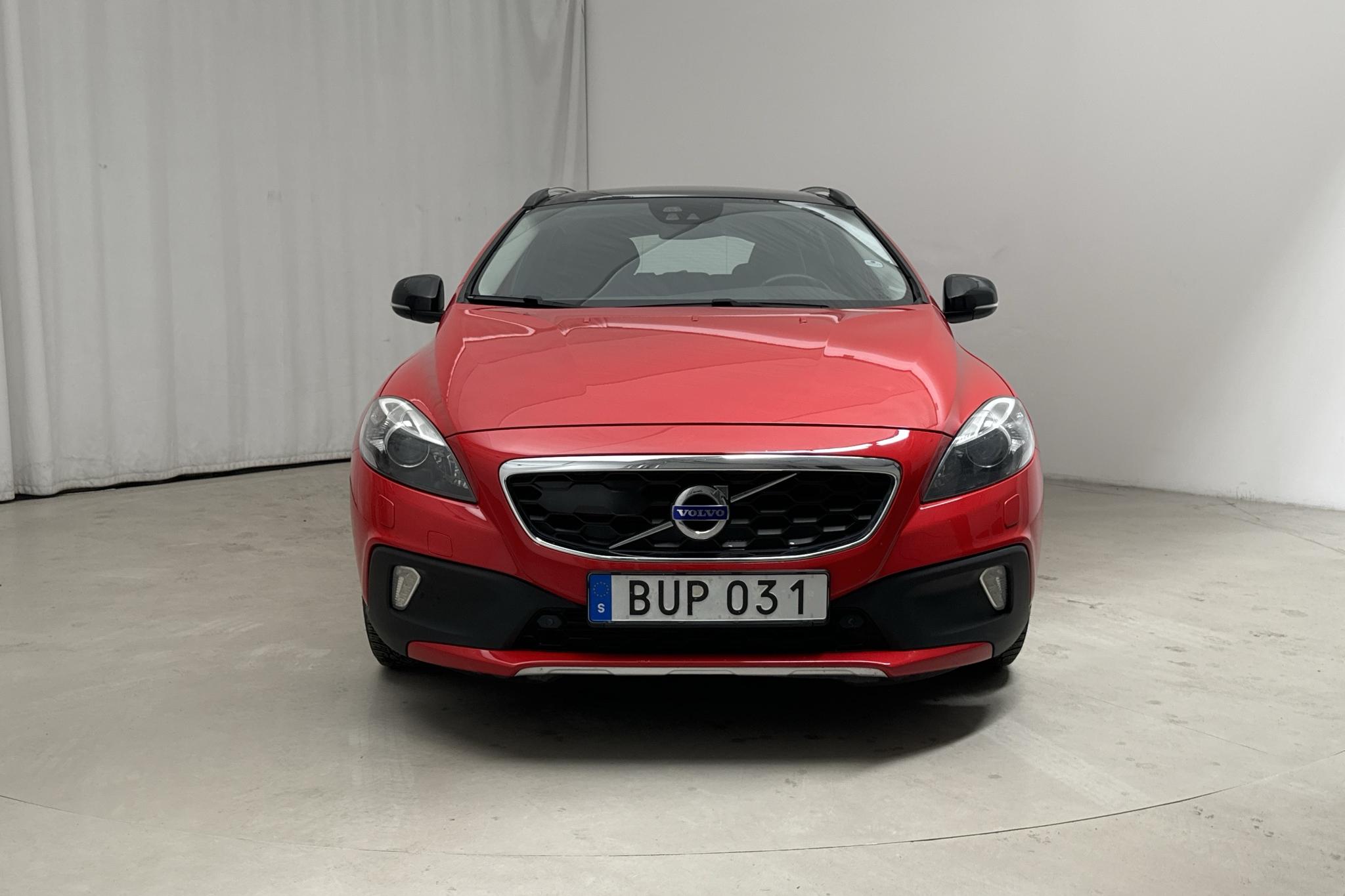 Volvo V40 Cross Country D3 (150hk) - 13 113 mil - Automat - röd - 2014