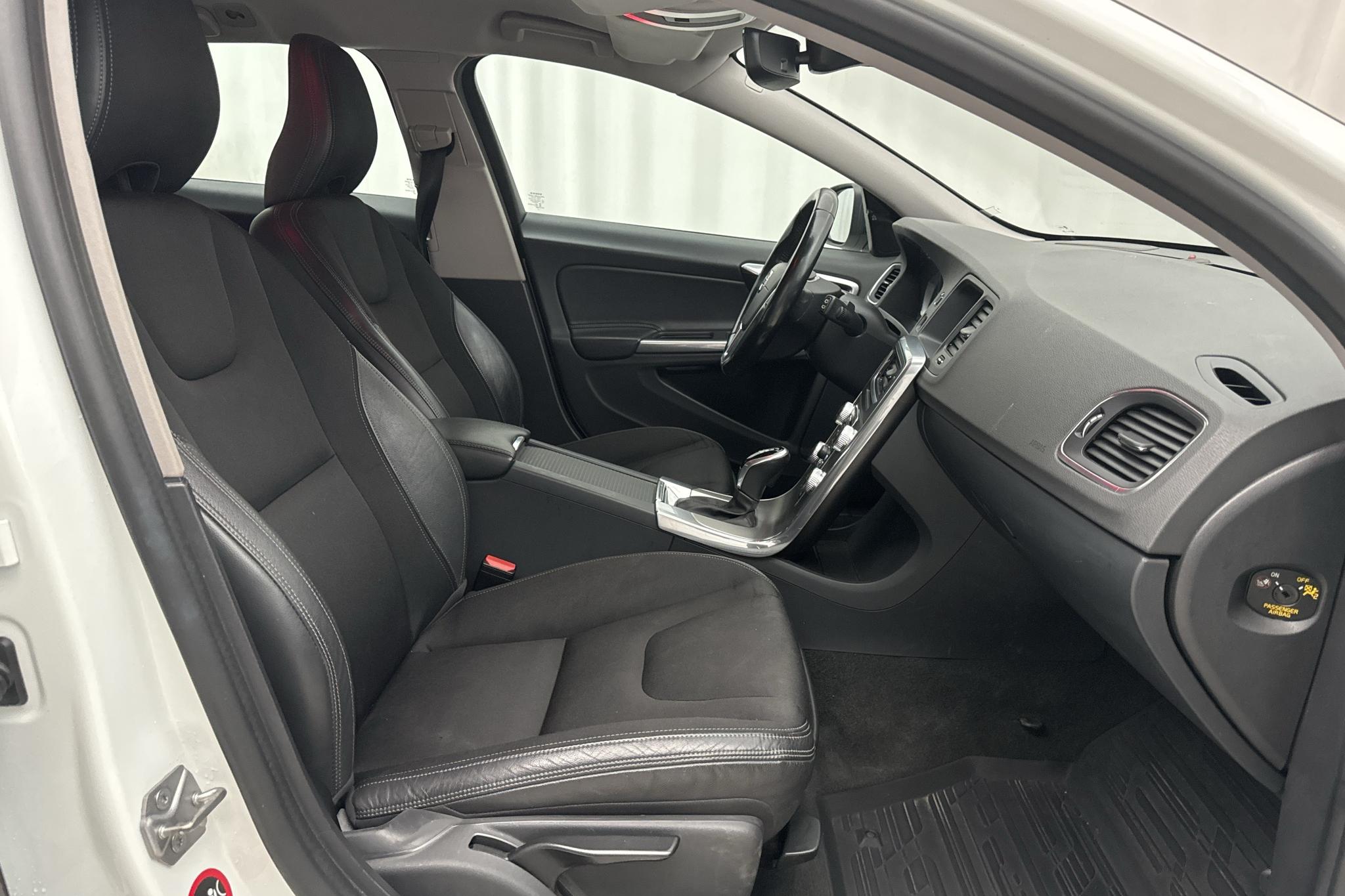 Volvo V60 D3 (150hk) - 16 490 mil - Automat - vit - 2018