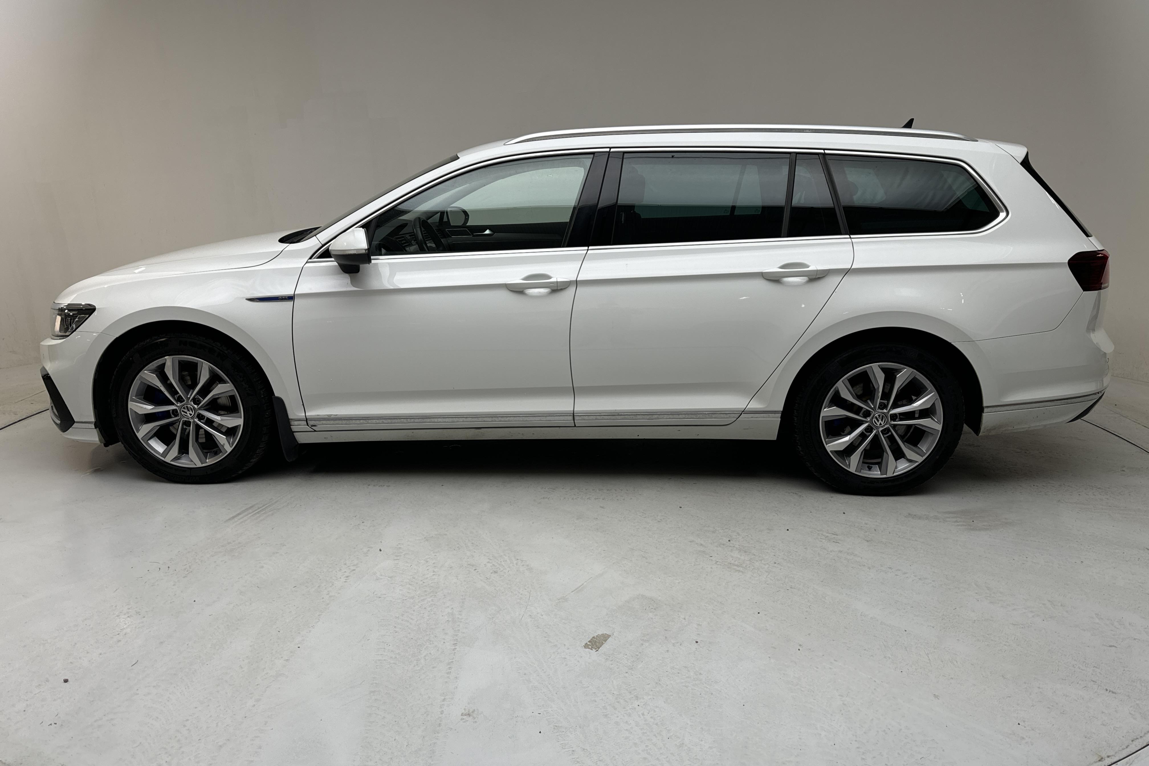 VW Passat 1.4 GTE Sportscombi (218hk) - 27 042 mil - Automat - vit - 2020