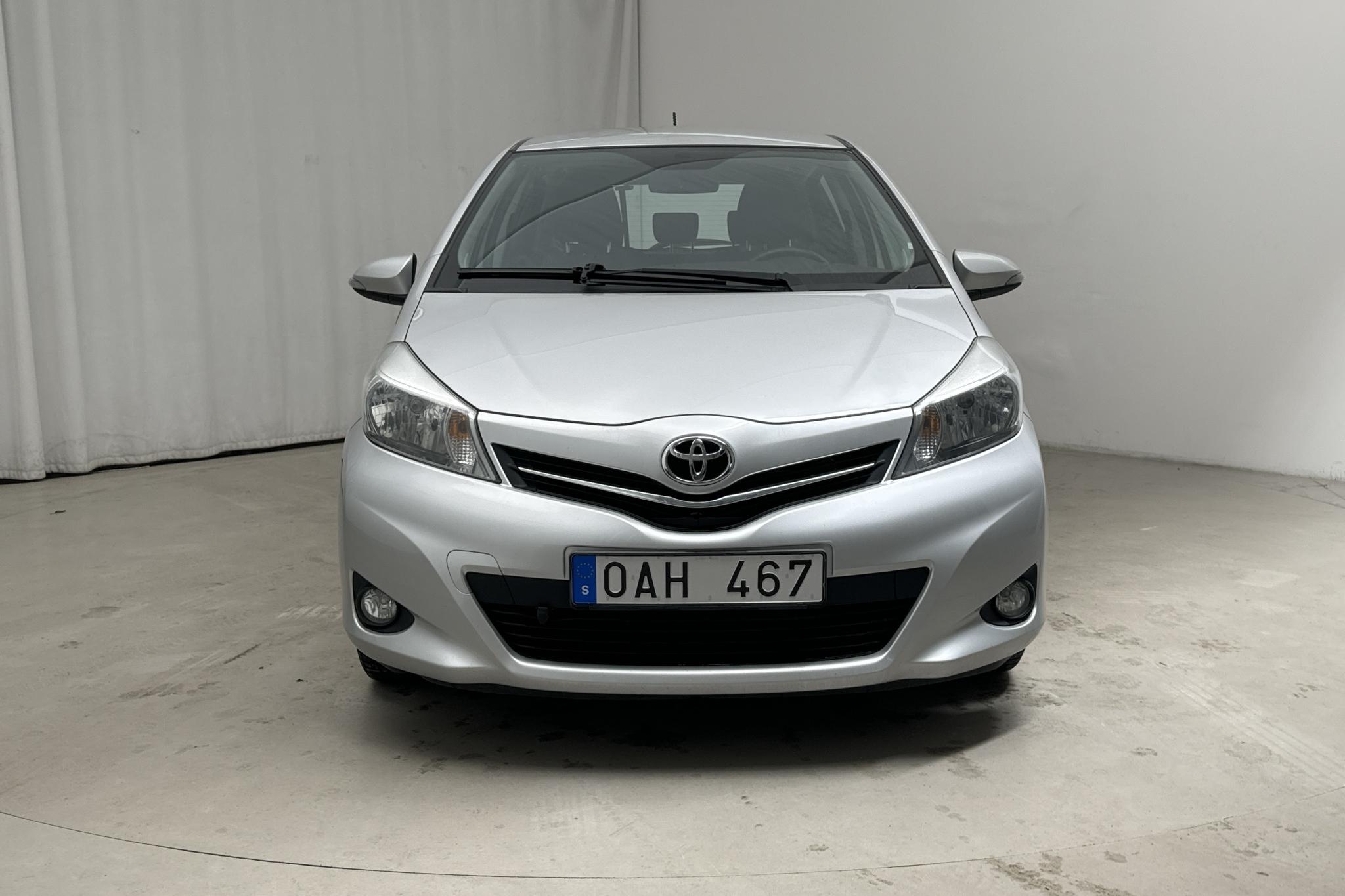 Toyota Yaris 1.33 5dr (100hk) - 114 950 km - Manuaalinen - hopea - 2013