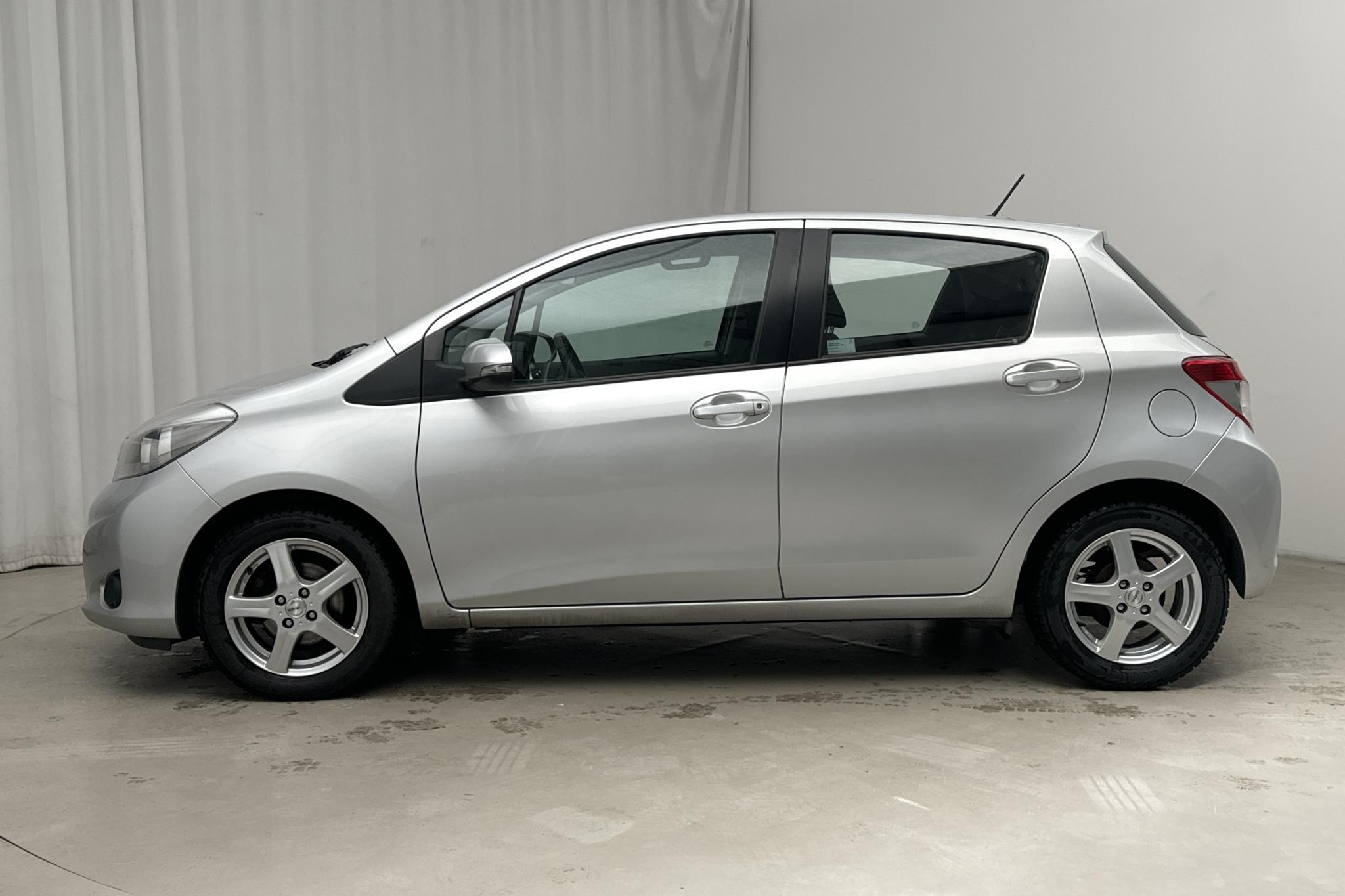 Toyota Yaris 1.33 5dr (100hk) - 114 950 km - Manuaalinen - hopea - 2013