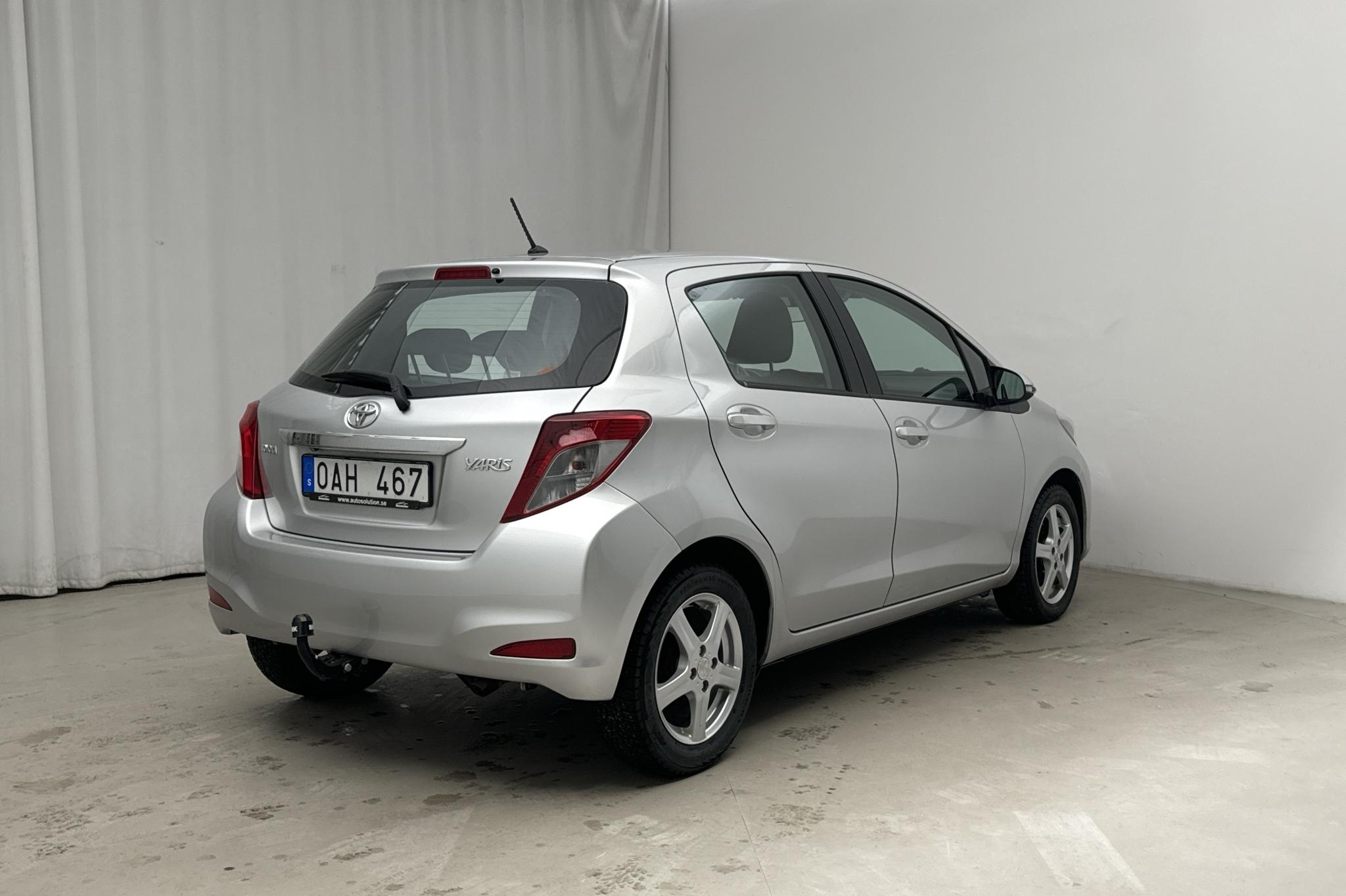 Toyota Yaris 1.33 5dr (100hk) - 114 950 km - Manuaalinen - hopea - 2013