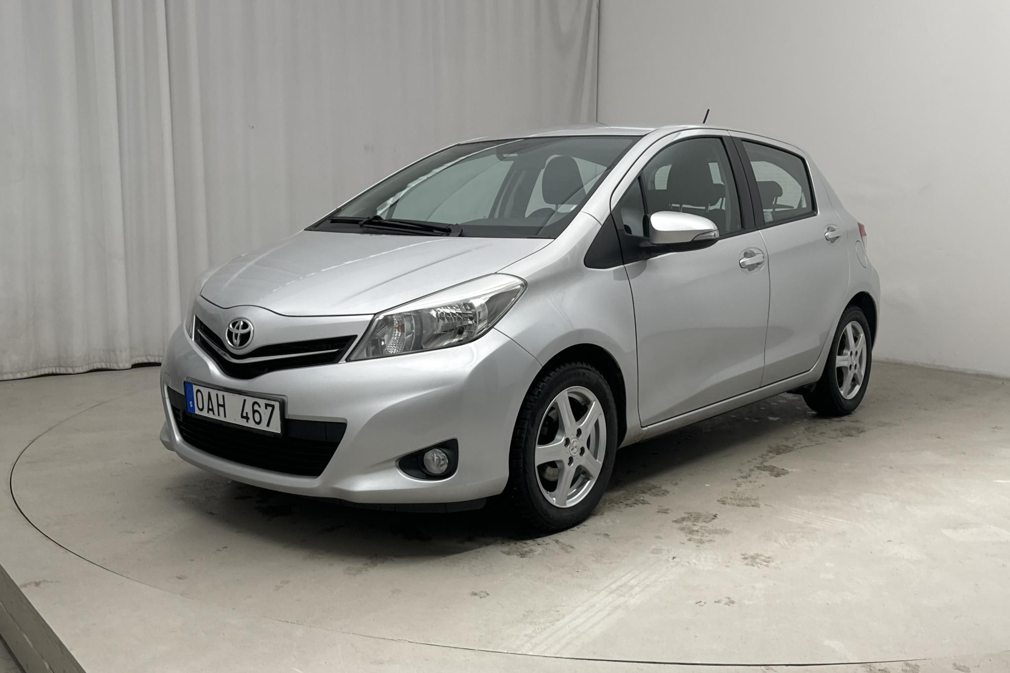 Toyota Yaris 1.33 5dr (100hk) - 114 950 km - Manuaalinen - hopea - 2013