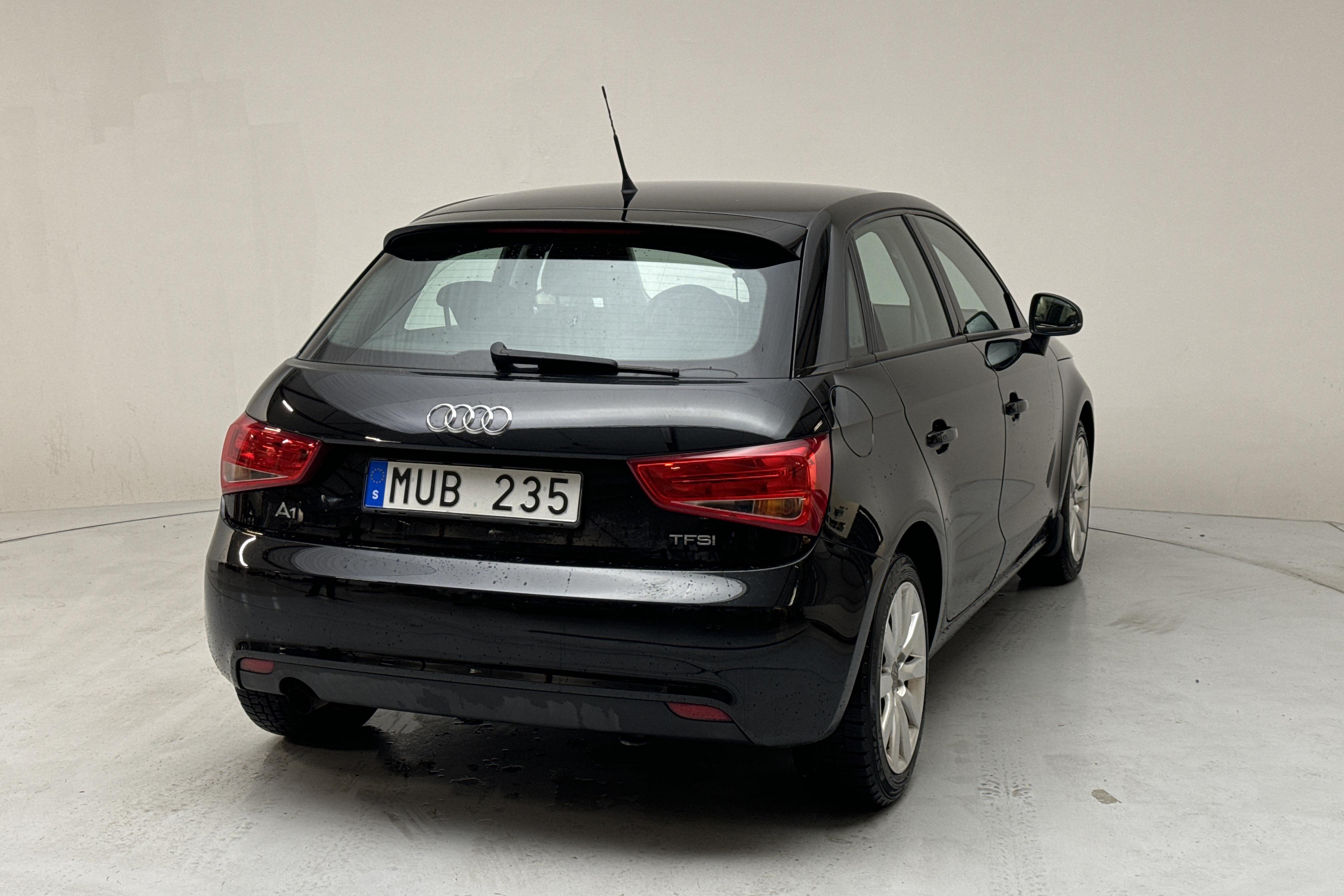 Audi A1 1.2 TFSI Sportback (86hk) - 149 350 km - Manualna - czarny - 2012