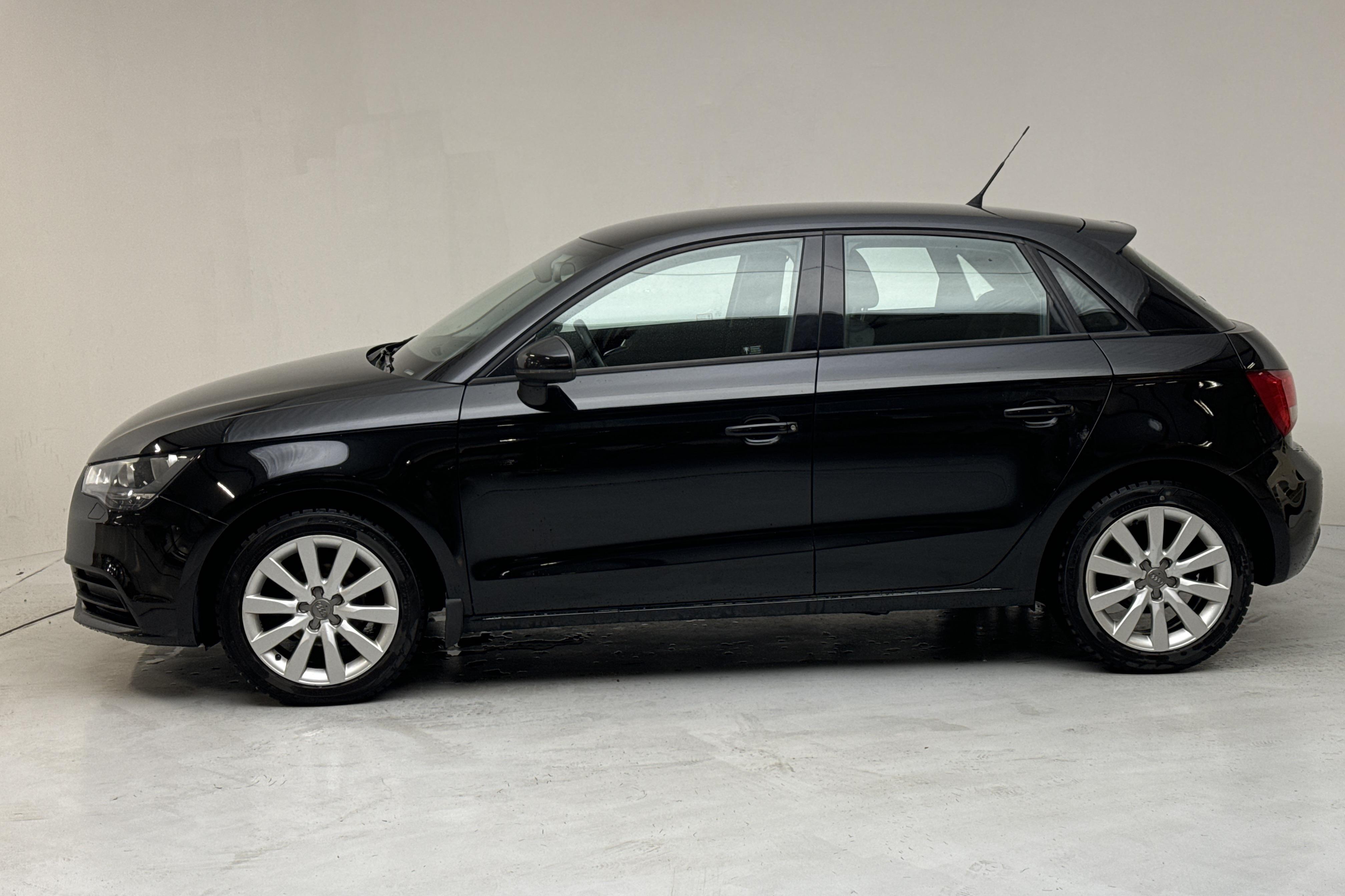 Audi A1 1.2 TFSI Sportback (86hk) - 149 350 km - Manualna - czarny - 2012