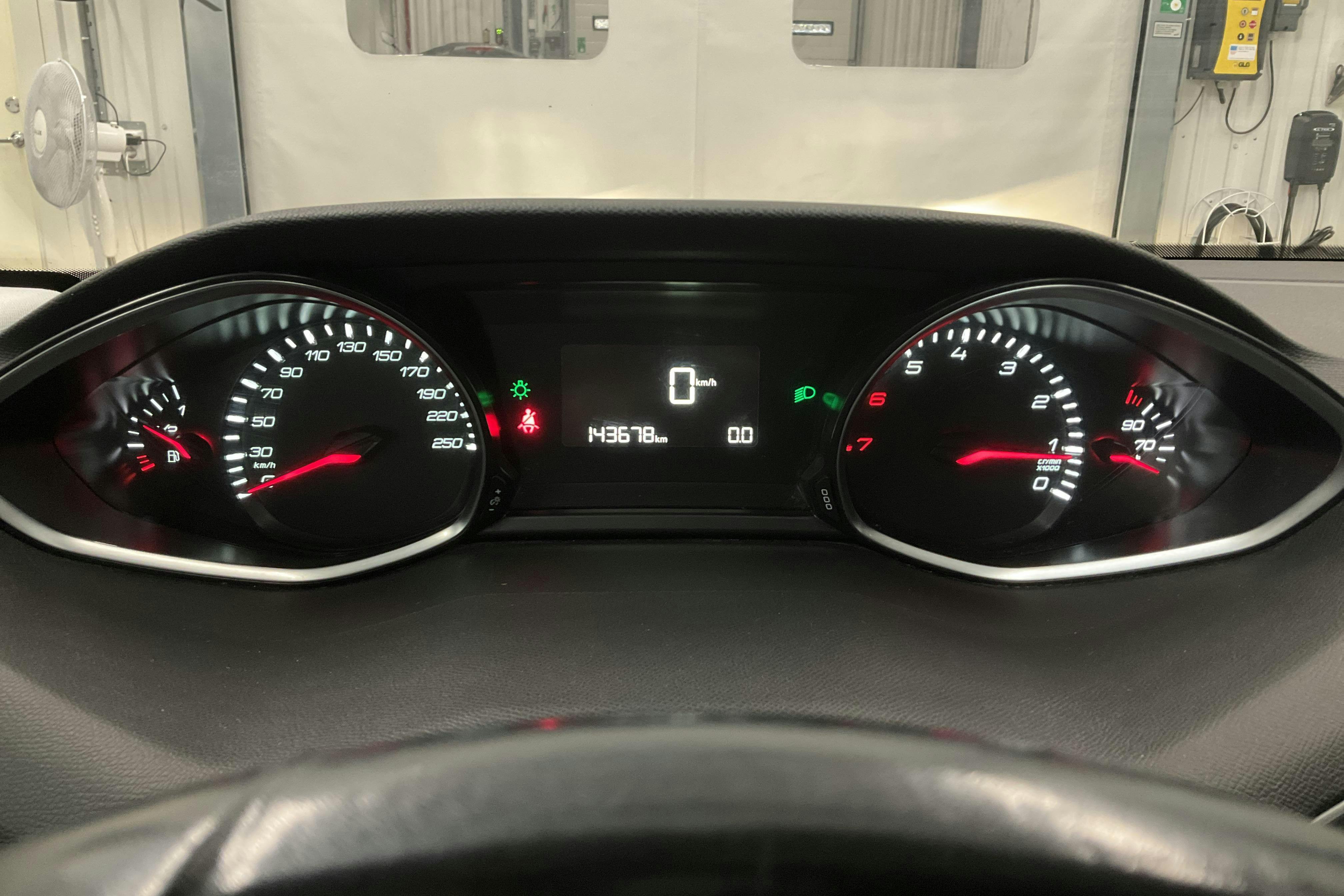 Peugeot 308 SW PureTech (110hk) - 143 680 km - Käsitsi - valge - 2015