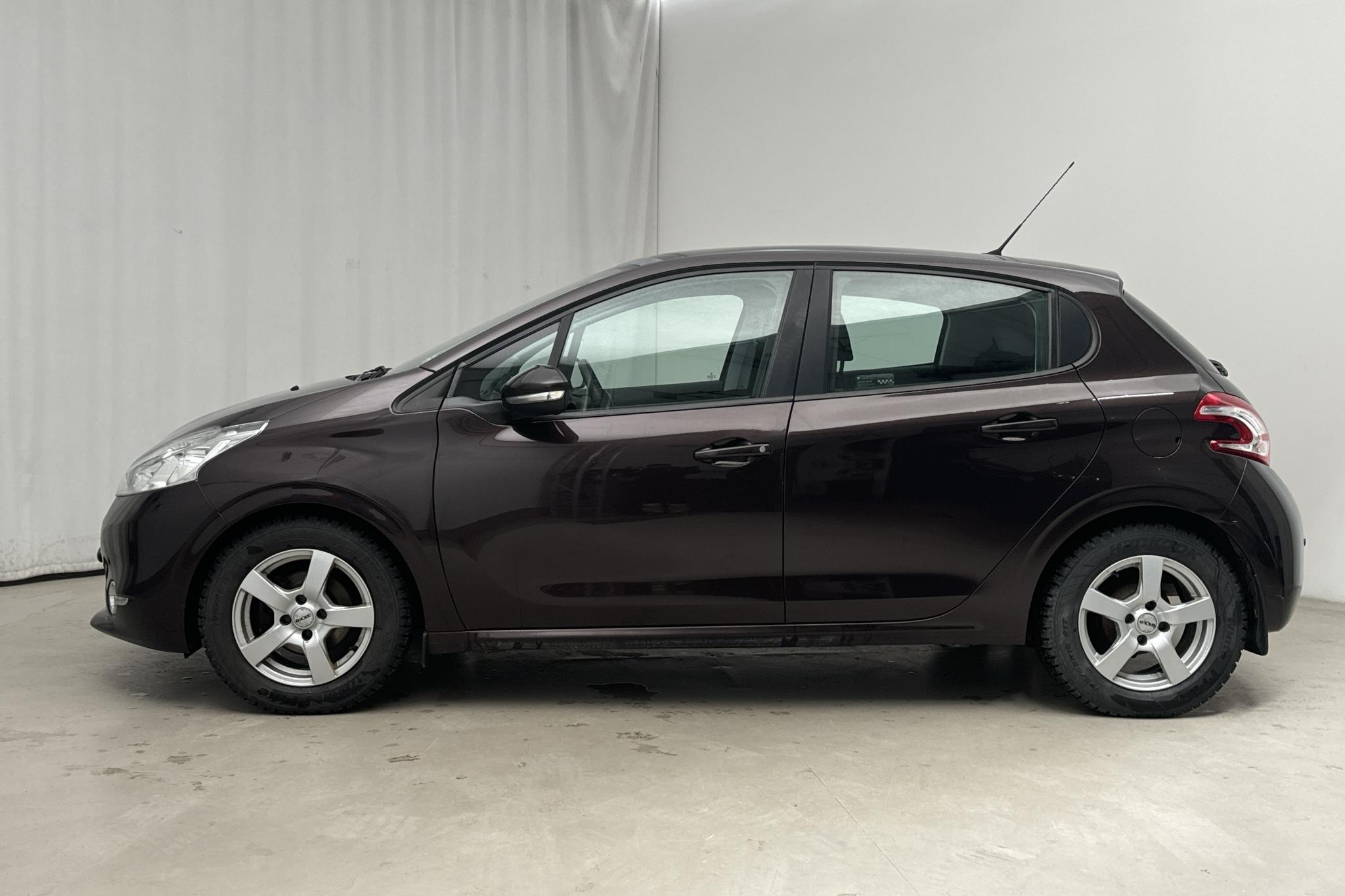 Peugeot 208 1.2 VTi 5dr (82hk) - 118 770 km - Manualna - czarny - 2013