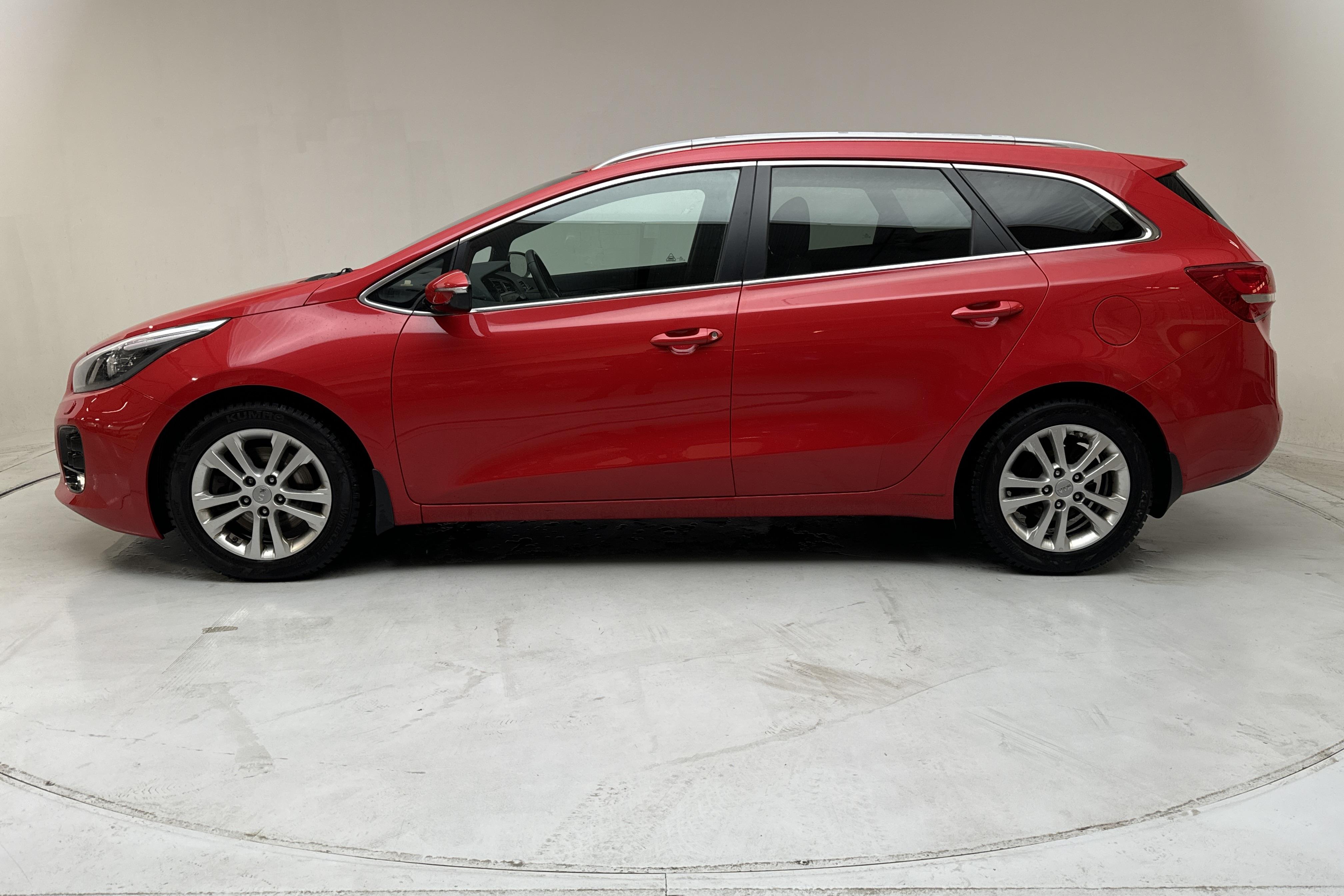 KIA Cee'd 1.6 CRDi SW (136hk) - 61 970 km - Automatyczna - czerwony - 2016