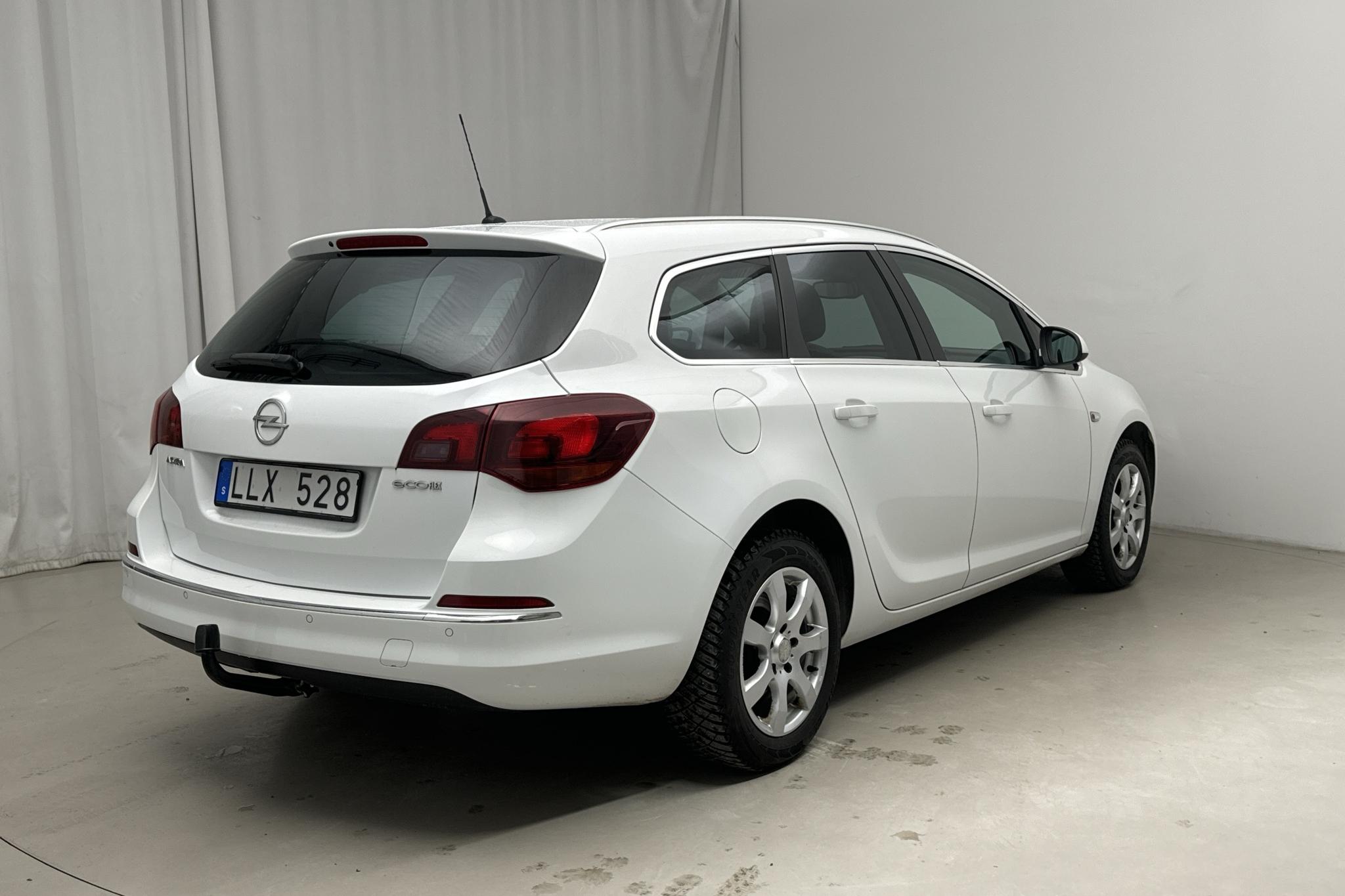 Opel Astra 1.7 CDTI ecoFLEX ECOTEC Sports Tourer (130hk) - 127 500 km - Manualna - biały - 2013