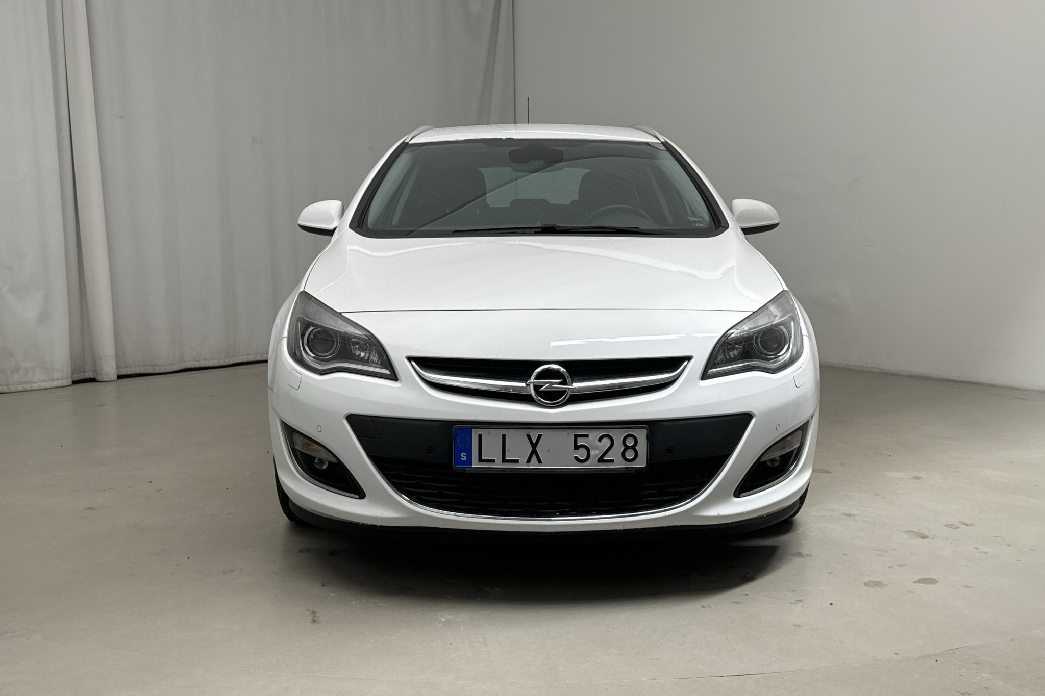 Opel Astra 1.7 CDTI ecoFLEX ECOTEC Sports Tourer (130hk) - 127 500 km - Manualna - biały - 2013